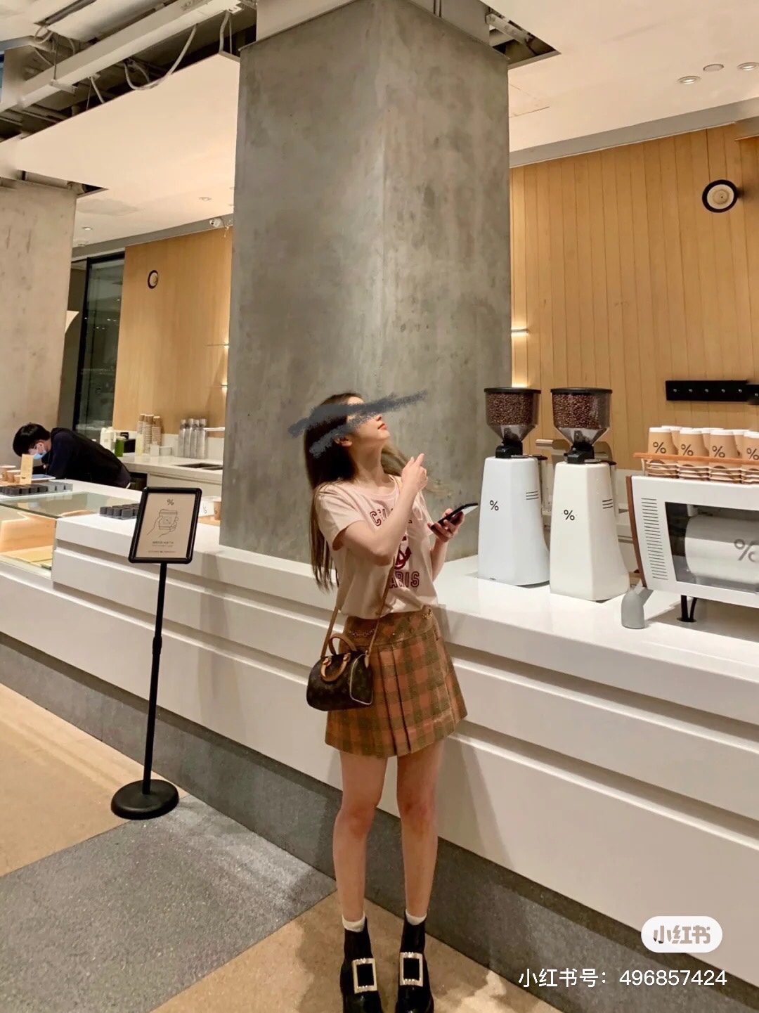 萌妹纸的搭配也是妥妥的！
作为小包控的女生，必不可少-