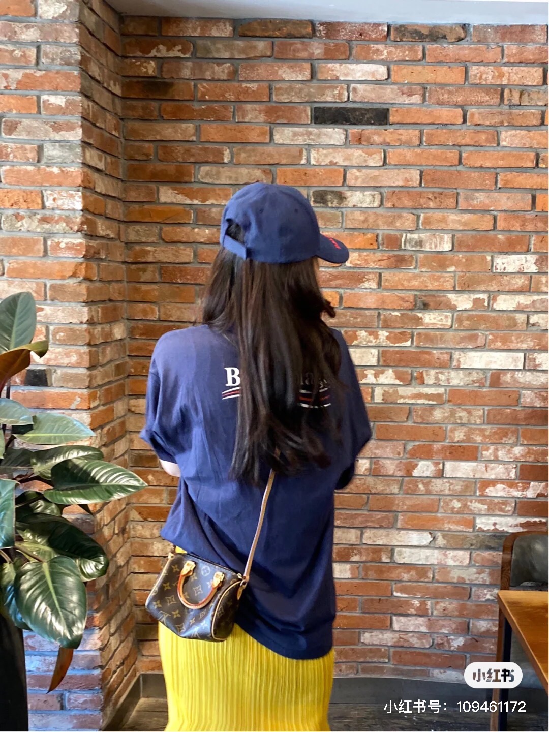 萌妹纸的搭配也是妥妥的！
作为小包控的女生，必不可少-