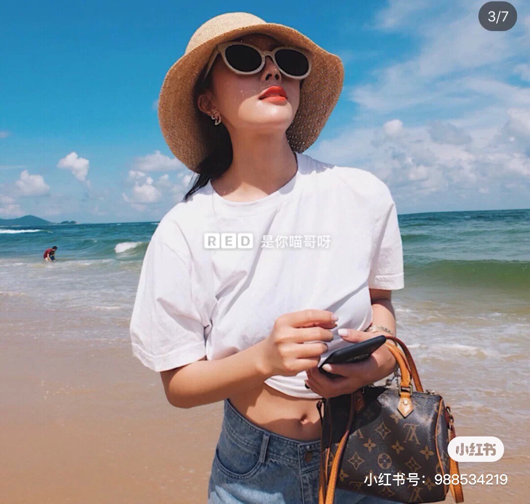 萌妹纸的搭配也是妥妥的！
作为小包控的女生，必不可少-