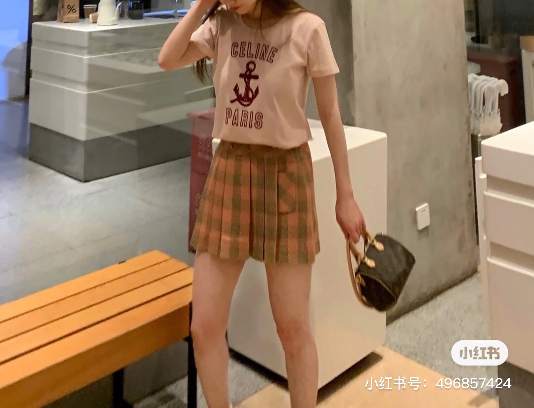 萌妹纸的搭配也是妥妥的！
作为小包控的女生，必不可少-