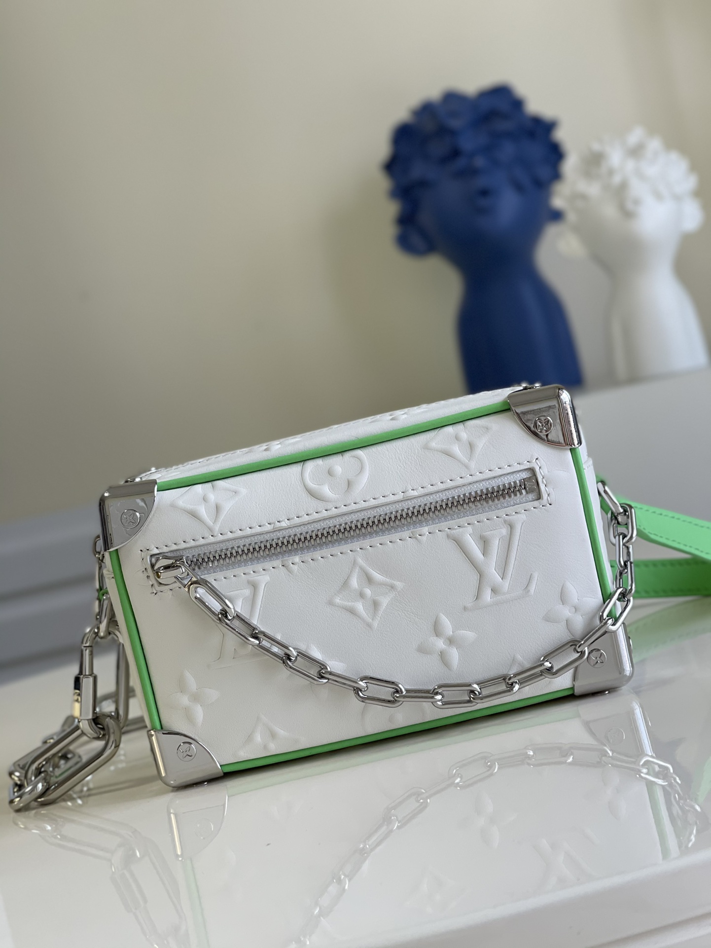 NO:397464,[Exclusive real photo of M44480 white leather embossed] Men's Mini Soft Trunk Chain Box Bag Arrives again. It's super good-looking and versatile. It has a metallic feeling on your back, making people look very fashionable. It is a low-key, fashionable and domineering bag. Size: 18×12×7cm M., LV [original leather], louis vuitton19860909【独家实拍M44480白皮压花】男款Mini Soft Trunk 链条盒子包再次到货 超级好看很百搭 背在身上有一种金属感 把人显得很洋气 属于一款低调又洋气又霸气的包 尺寸:18×12×7cm M.,LV【原厂皮】,louis vuitton,Bag