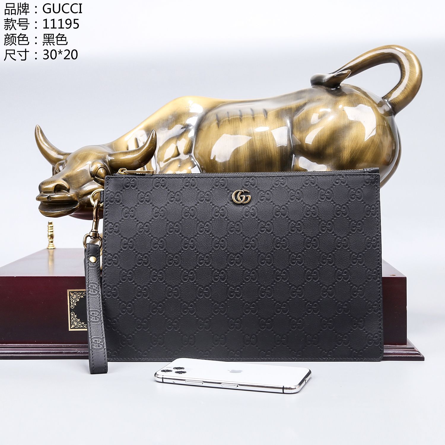 K0  首发原单配盒 品牌：GUCCI手拿包 型号：11195 颜色：黑色 尺寸：29x19x1 材质：原单专柜复制．釆用原版材质材料配原单皮手工+工艺制作严格执行，追逐时尚领域。精致的五金搭配。车工走线整齐均匀。出差.社交. 赴宴. 必备神器。官网同款，纯头层牛皮，手工精细，专用五金配件，性价比高，尺寸29X19