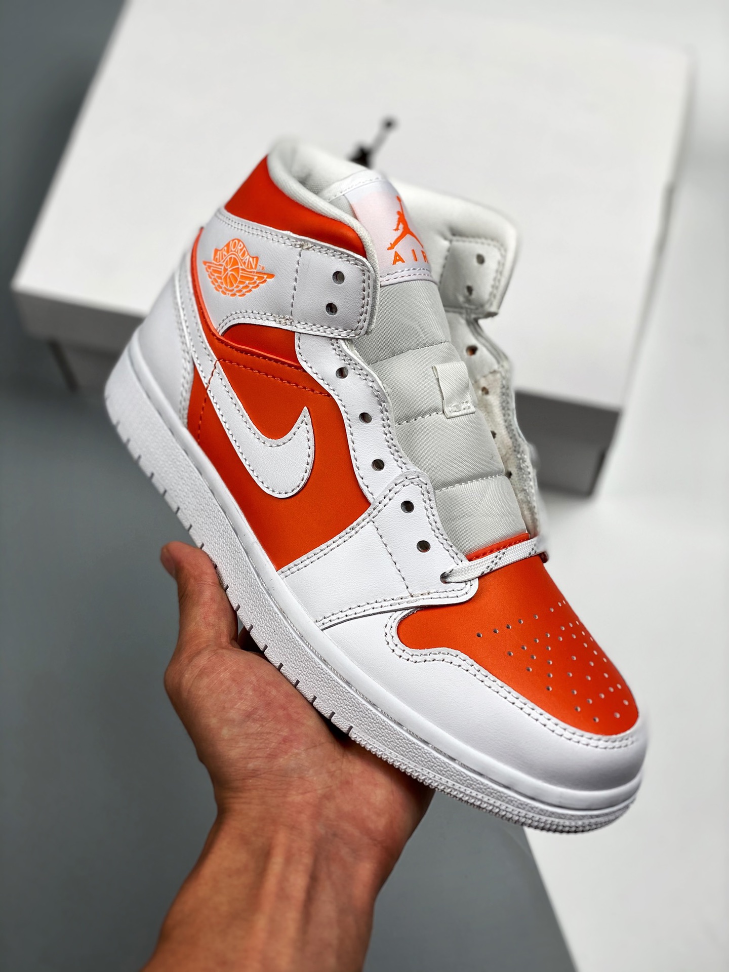 过验版 Air Jordan 1 Mid 白橙 市售最强中帮 天花板品质！市面唯一正确版本 全鞋正品原材料 公司原鞋购回重新打版开模 拒绝公底 购置公司同步原材料 都有细节还原95%全网最高版本 原汁原味 忠于原版 货号：CZ0774-8…