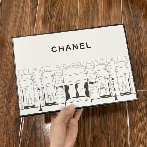 Chanel Q Version Perfume 8-piece Set White Box, 7.5ml x 8 with Gift Bag 1 Chanel Q Version Perfume 8-piece Set White Box, 7.5ml x 8 with Gift Bag