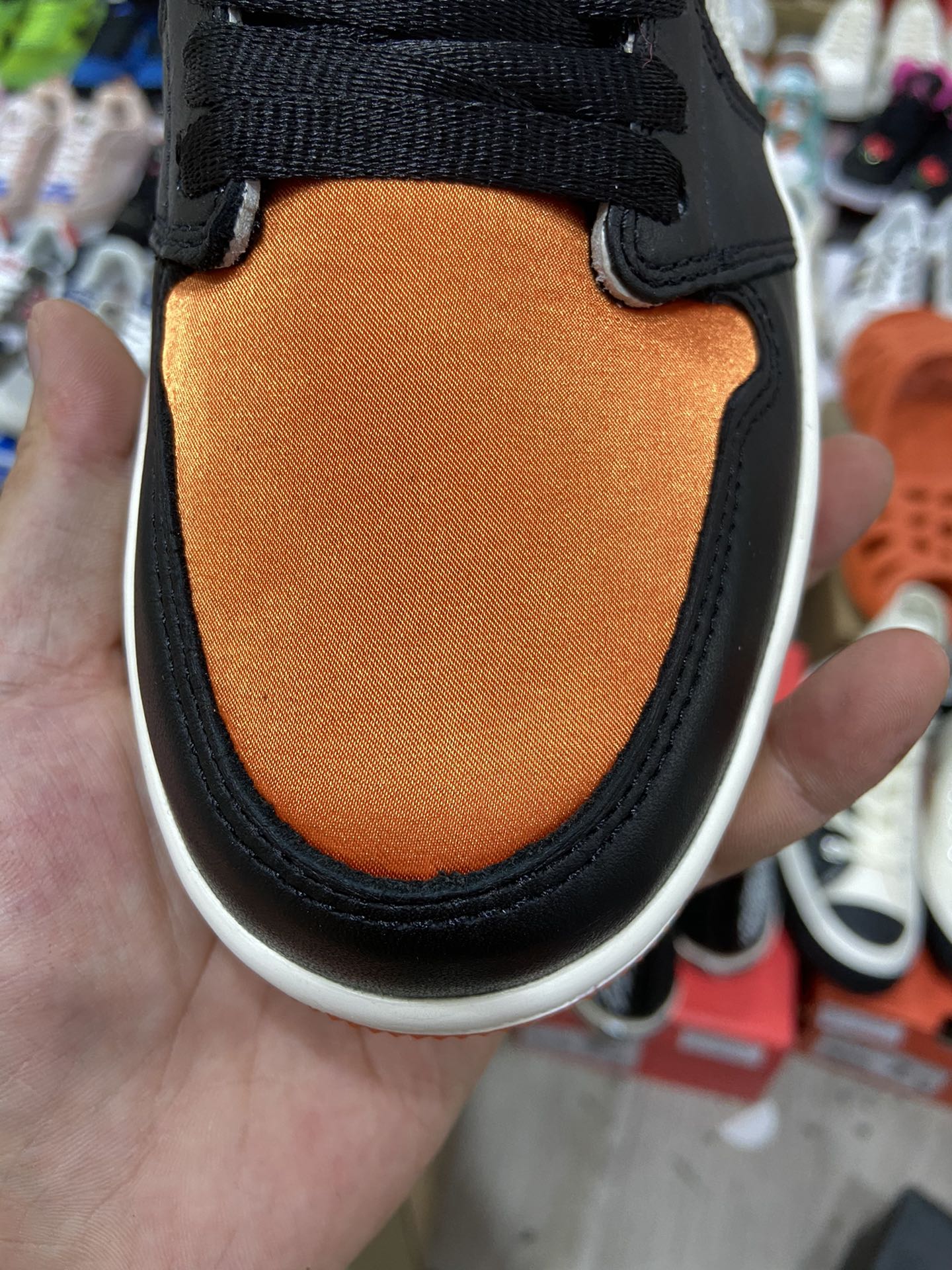 480 乔丹Air Jordan 1 Satin Backboard AJ1 黑橙AV3725-010-莆田鞋,莆田鞋货源,高仿鞋,高仿鞋货源,安福档口,莆田高仿鞋,莆田鞋批发,高仿鞋批发,莆田高仿运动鞋,高仿运动鞋,莆田运动鞋 480 乔丹Air Jordan 1 Satin Backboard AJ1 黑橙AV3725-010