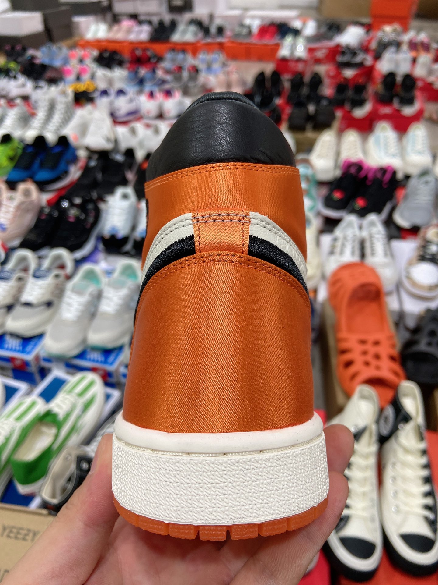 480 乔丹Air Jordan 1 Satin Backboard AJ1 黑橙AV3725-010-莆田鞋,莆田鞋货源,高仿鞋,高仿鞋货源,安福档口,莆田高仿鞋,莆田鞋批发,高仿鞋批发,莆田高仿运动鞋,高仿运动鞋,莆田运动鞋 480 乔丹Air Jordan 1 Satin Backboard AJ1 黑橙AV3725-010