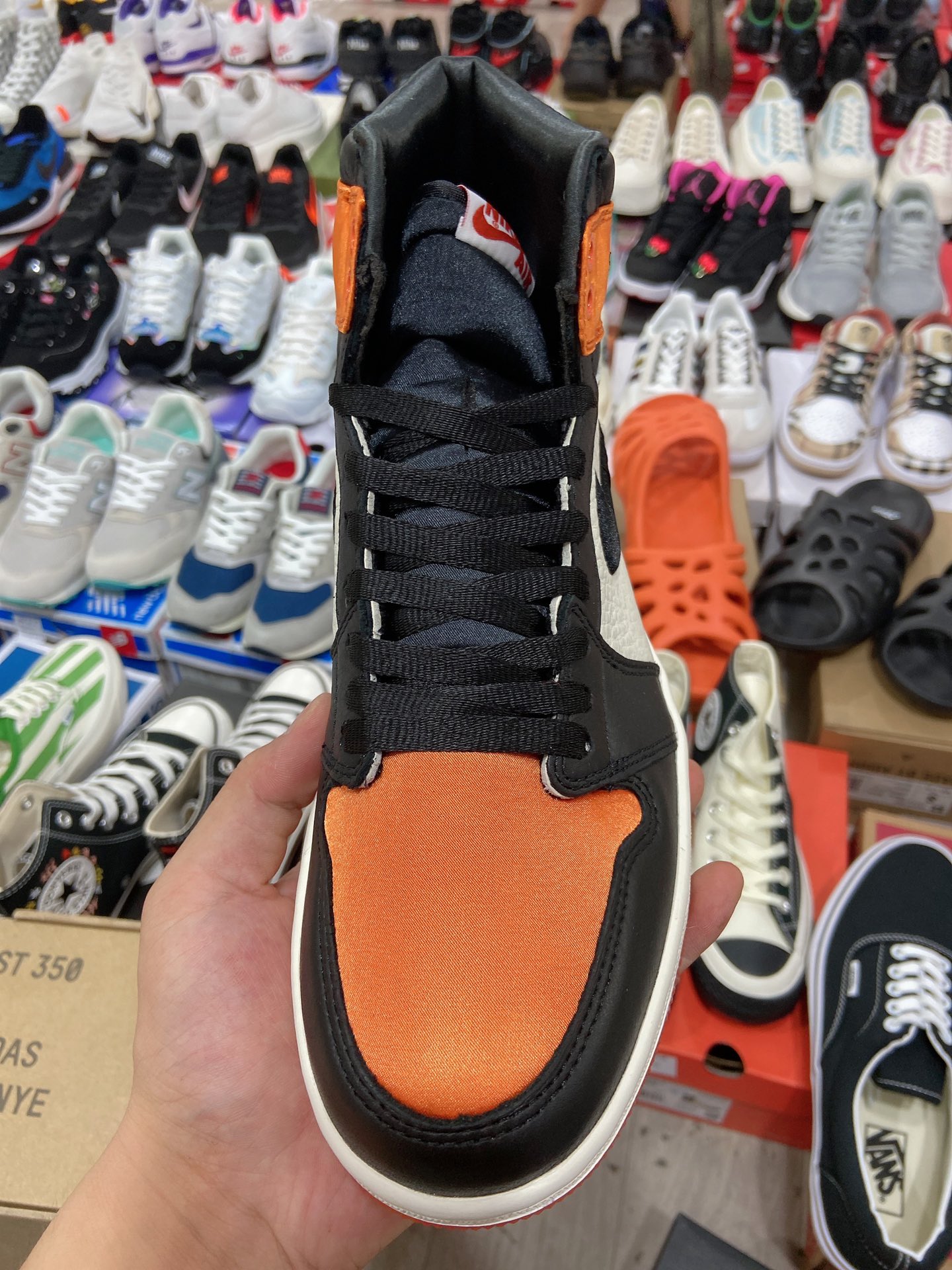 480 乔丹Air Jordan 1 Satin Backboard AJ1 黑橙AV3725-010-莆田鞋,莆田鞋货源,高仿鞋,高仿鞋货源,安福档口,莆田高仿鞋,莆田鞋批发,高仿鞋批发,莆田高仿运动鞋,高仿运动鞋,莆田运动鞋 480 乔丹Air Jordan 1 Satin Backboard AJ1 黑橙AV3725-010