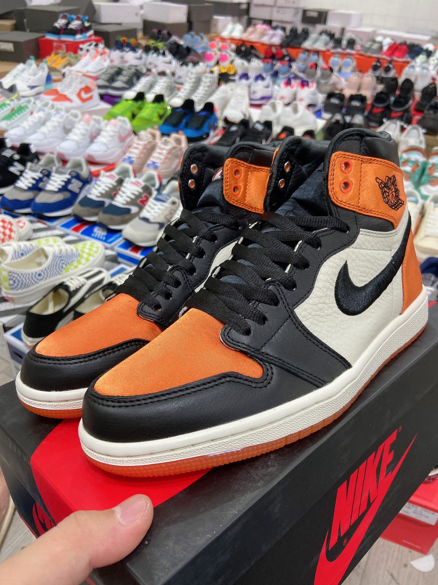 480 乔丹Air Jordan 1 Satin Backboard AJ1 黑橙AV3725-010-莆田鞋,莆田鞋货源,高仿鞋,高仿鞋货源,安福档口,莆田高仿鞋,莆田鞋批发,高仿鞋批发,莆田高仿运动鞋,高仿运动鞋,莆田运动鞋 480 乔丹Air Jordan 1 Satin Backboard AJ1 黑橙AV3725-010