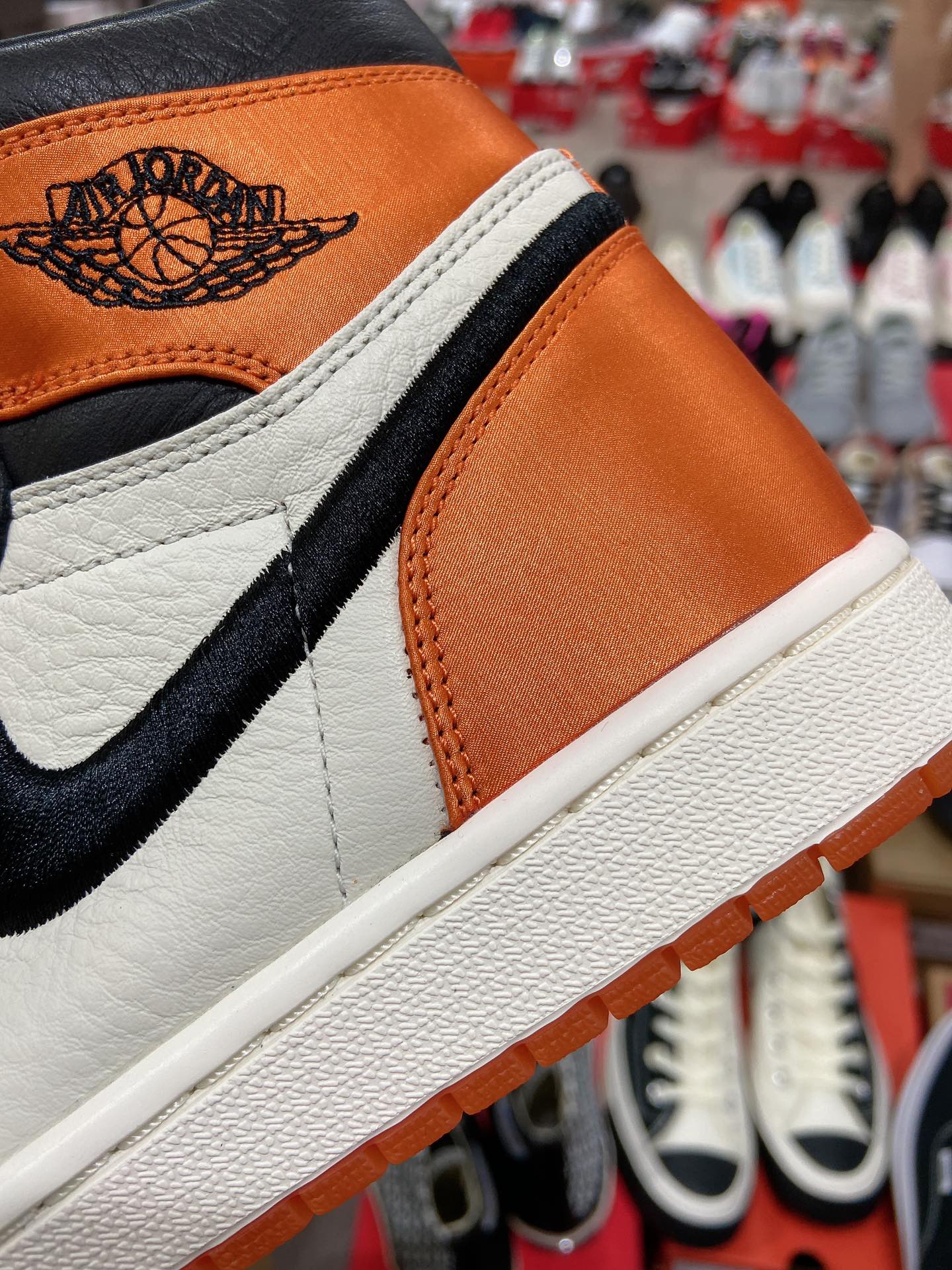480 乔丹Air Jordan 1 Satin Backboard AJ1 黑橙AV3725-010-莆田鞋,莆田鞋货源,高仿鞋,高仿鞋货源,安福档口,莆田高仿鞋,莆田鞋批发,高仿鞋批发,莆田高仿运动鞋,高仿运动鞋,莆田运动鞋 480 乔丹Air Jordan 1 Satin Backboard AJ1 黑橙AV3725-010
