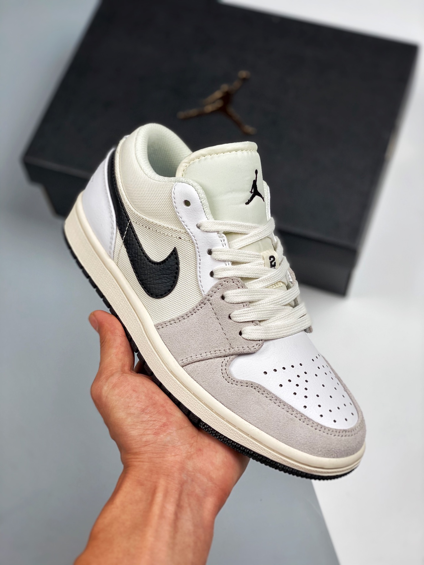 Air Jordan 1 Low 白黑小巴黎 AJ1乔1低帮休闲板鞋 同步官方配色 市场唯一独家头层皮打造 原鞋原档案开发 原厂皮料 原档冲孔鞋头 正确满胶鞋垫 四线拉帮 原厂织唛标 鞋舌高弹海绵填充。货号：DC3533-100 码数：3…