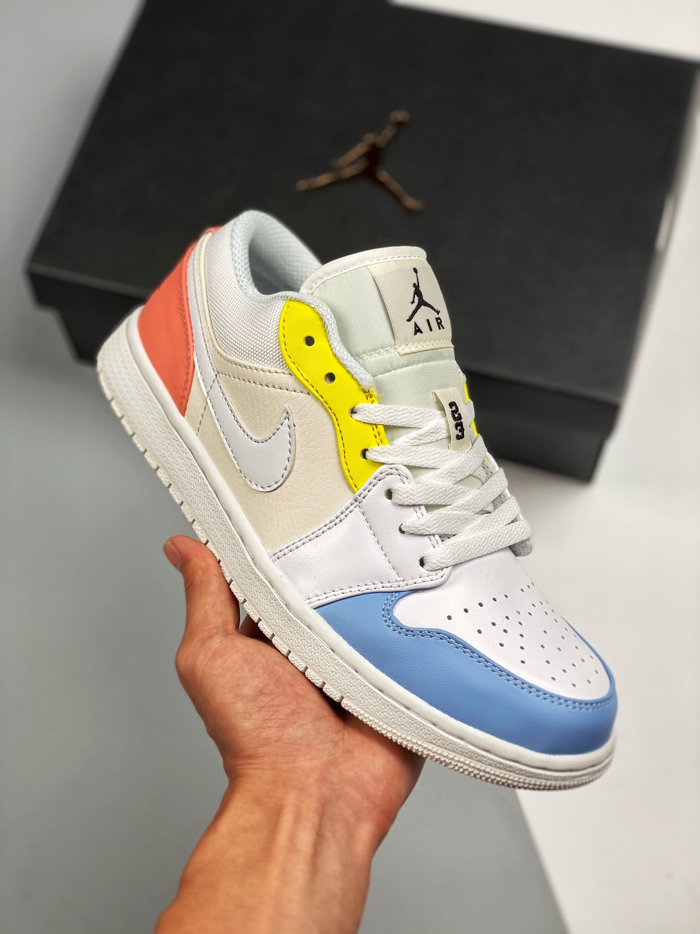 Air Jordan 1 Low 彩色拼接 AJ1乔1低帮休闲板鞋 同步官方配色 市场唯一独家头层皮打造 原鞋原档案开发 原厂皮料 原档冲孔鞋头 正确满胶鞋垫 四线拉帮 原厂织唛标 鞋舌高弹海绵填充。货号：DJ6909 100 码数：36…