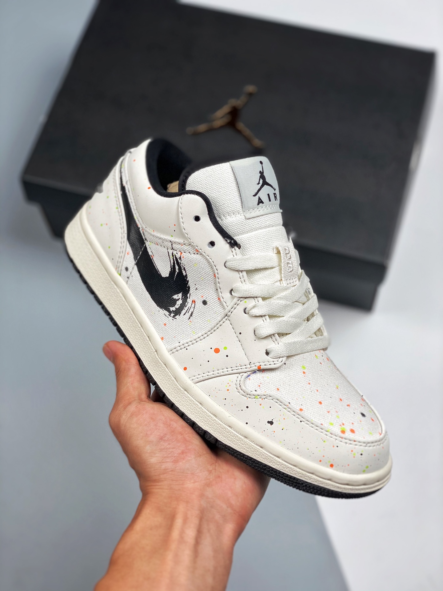 Air Jordan 1 Low 水彩泼墨 AJ1乔1低帮休闲板鞋 同步官方配色 市场唯一独家头层皮打造 原鞋原档案开发 原厂皮料 原档冲孔鞋头 正确满胶鞋垫 四线拉帮 原厂织唛标 鞋舌高弹海绵填充。货号：DH3295 100 码数：36…
