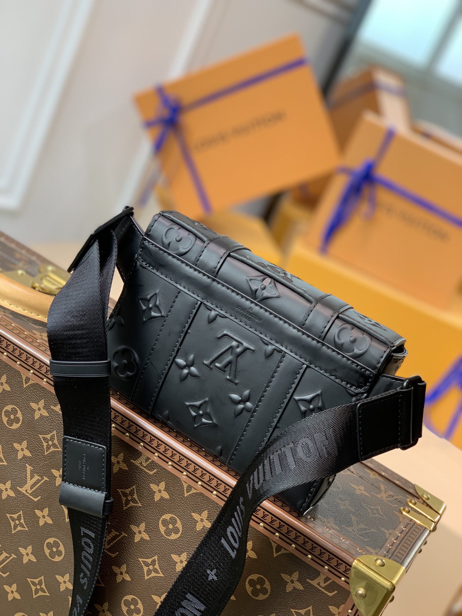 Louis Vuitton LV Trunk Slingbag M57952黑色