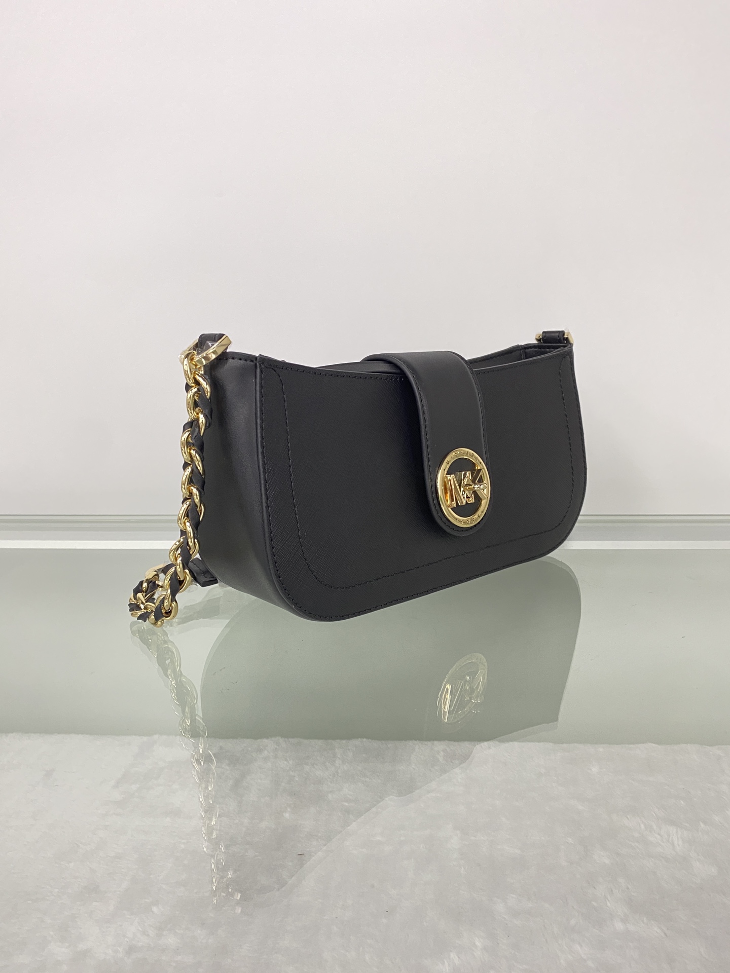 Michael Kors ～MK Carmen 超小号十字纹腋下包新月包迷你手提单肩包 散发一股年轻气息 而优雅