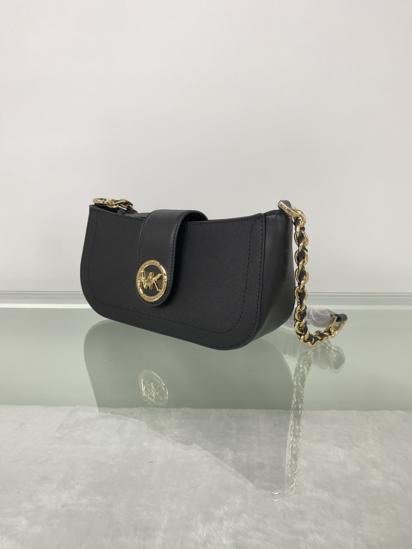 Michael Kors ～MK Carmen 超小号十字纹腋下包新月包迷你手提单肩包 散发一股年轻气息 而优雅