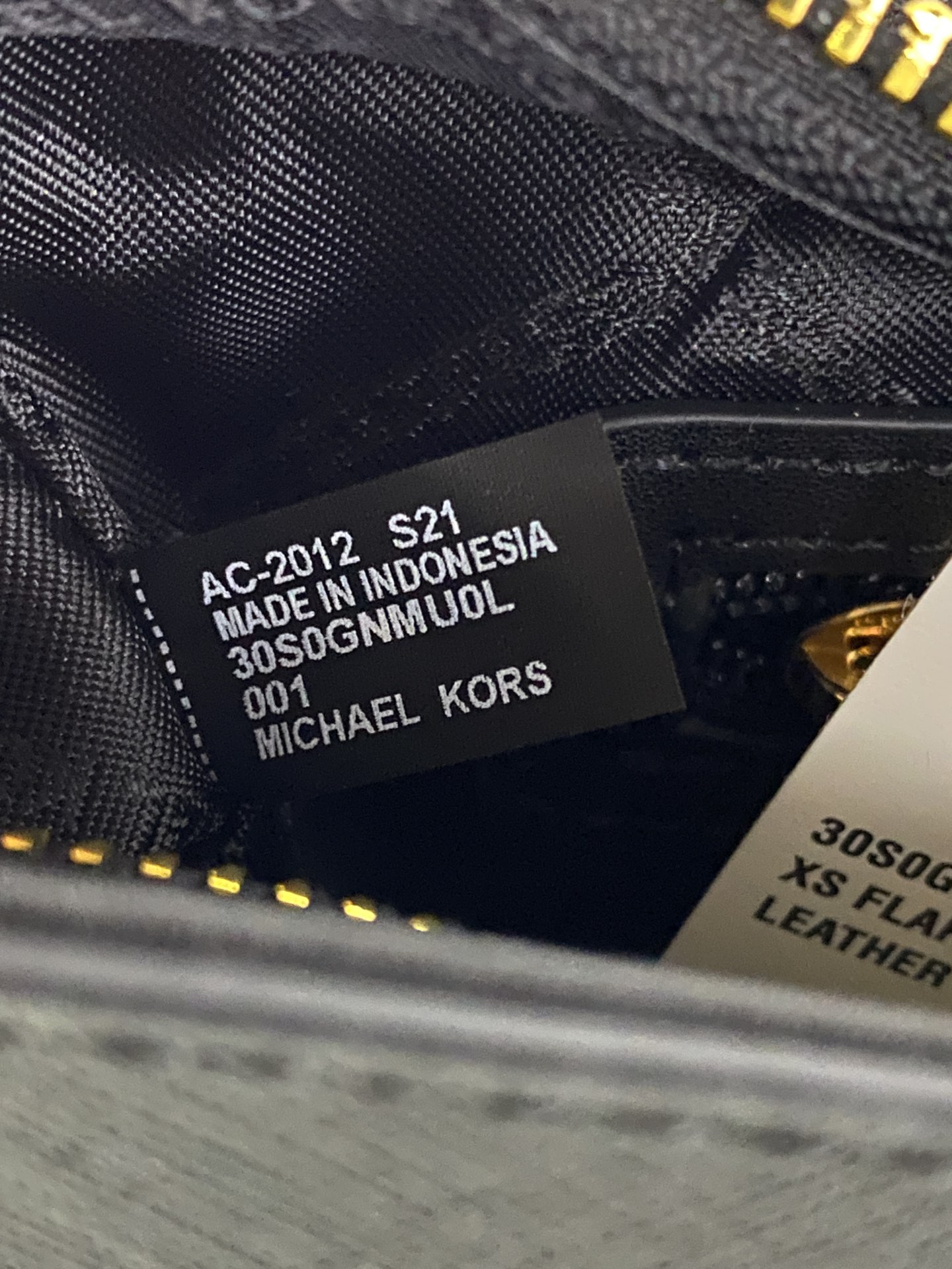Michael Kors ～MK Carmen 超小号十字纹腋下包新月包迷你手提单肩包 散发一股年轻气息 而优雅