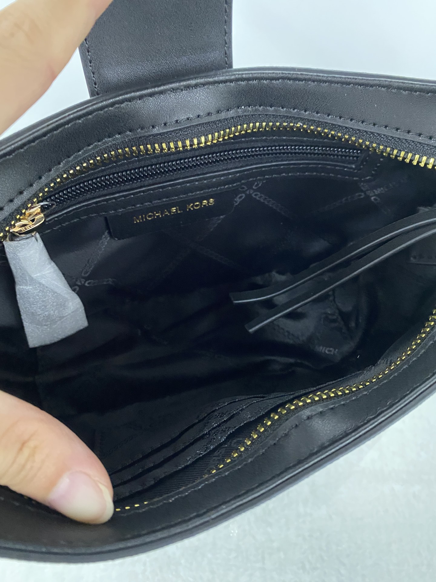 Michael Kors ～MK Carmen 超小号十字纹腋下包新月包迷你手提单肩包 散发一股年轻气息 而优雅