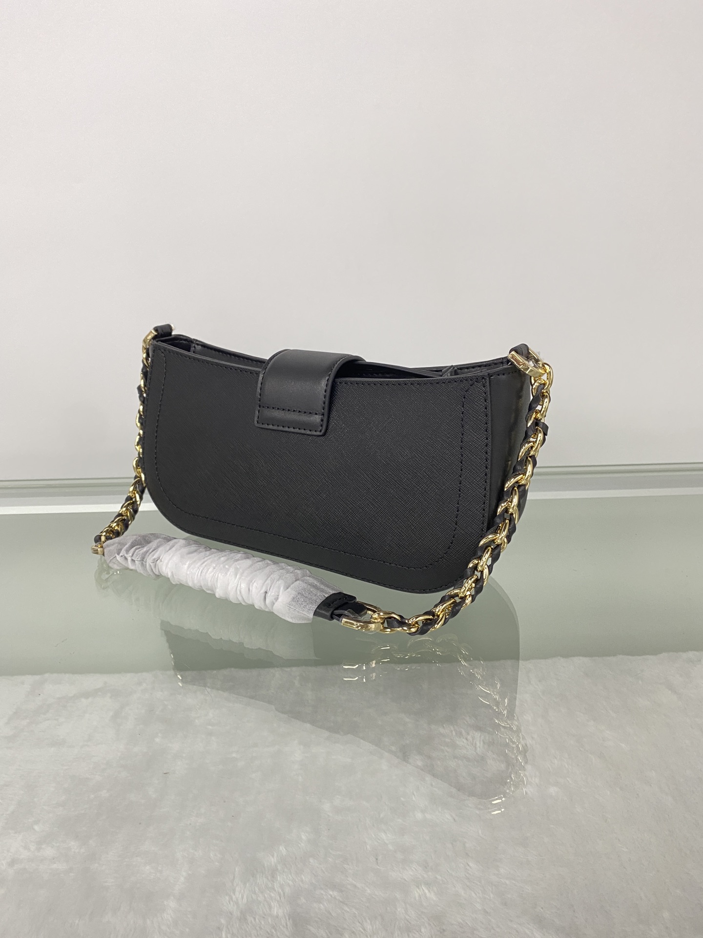 Michael Kors ～MK Carmen 超小号十字纹腋下包新月包迷你手提单肩包 散发一股年轻气息 而优雅