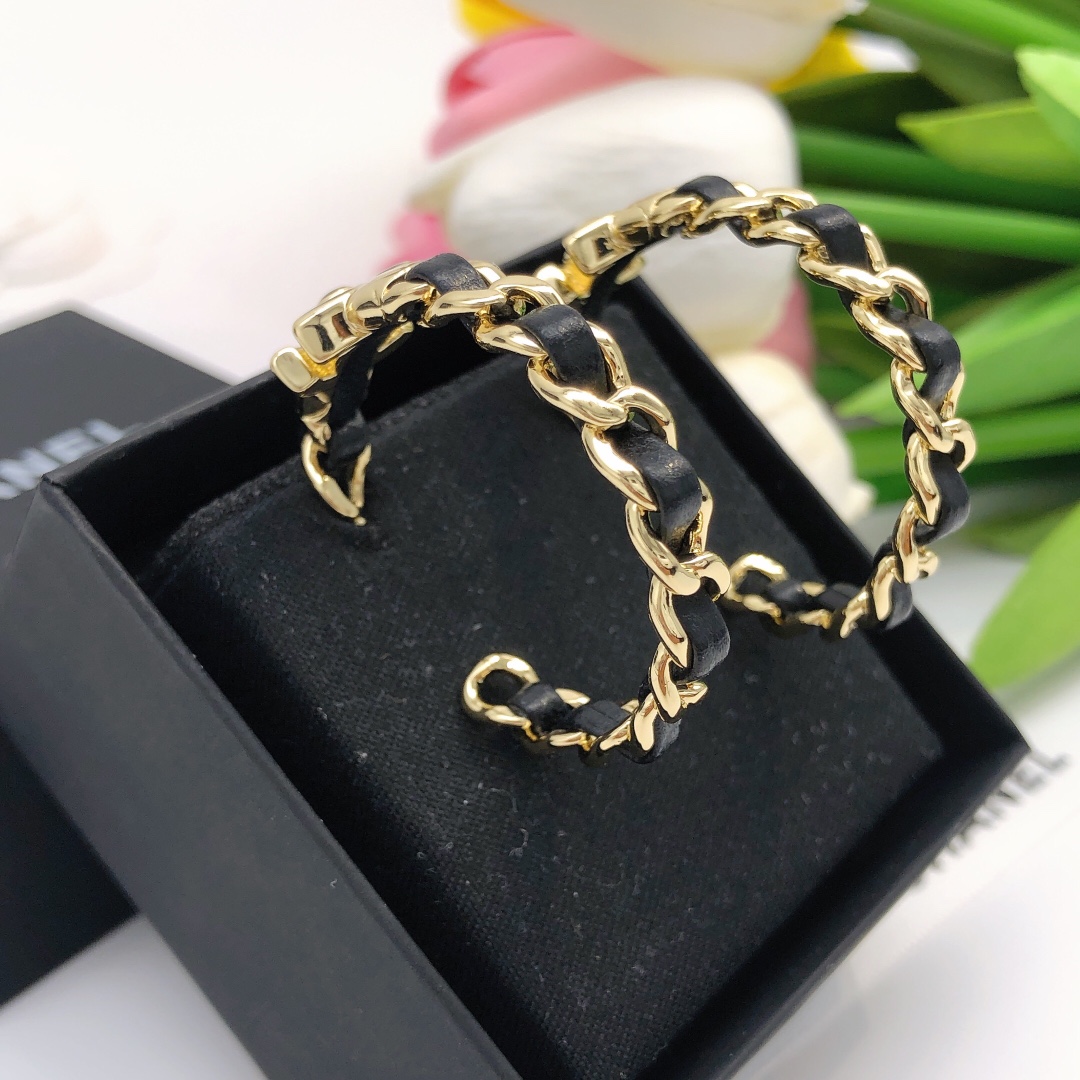 编号XED0308
小香家链条纹皮革耳钉  同款材质 925银针 高品质