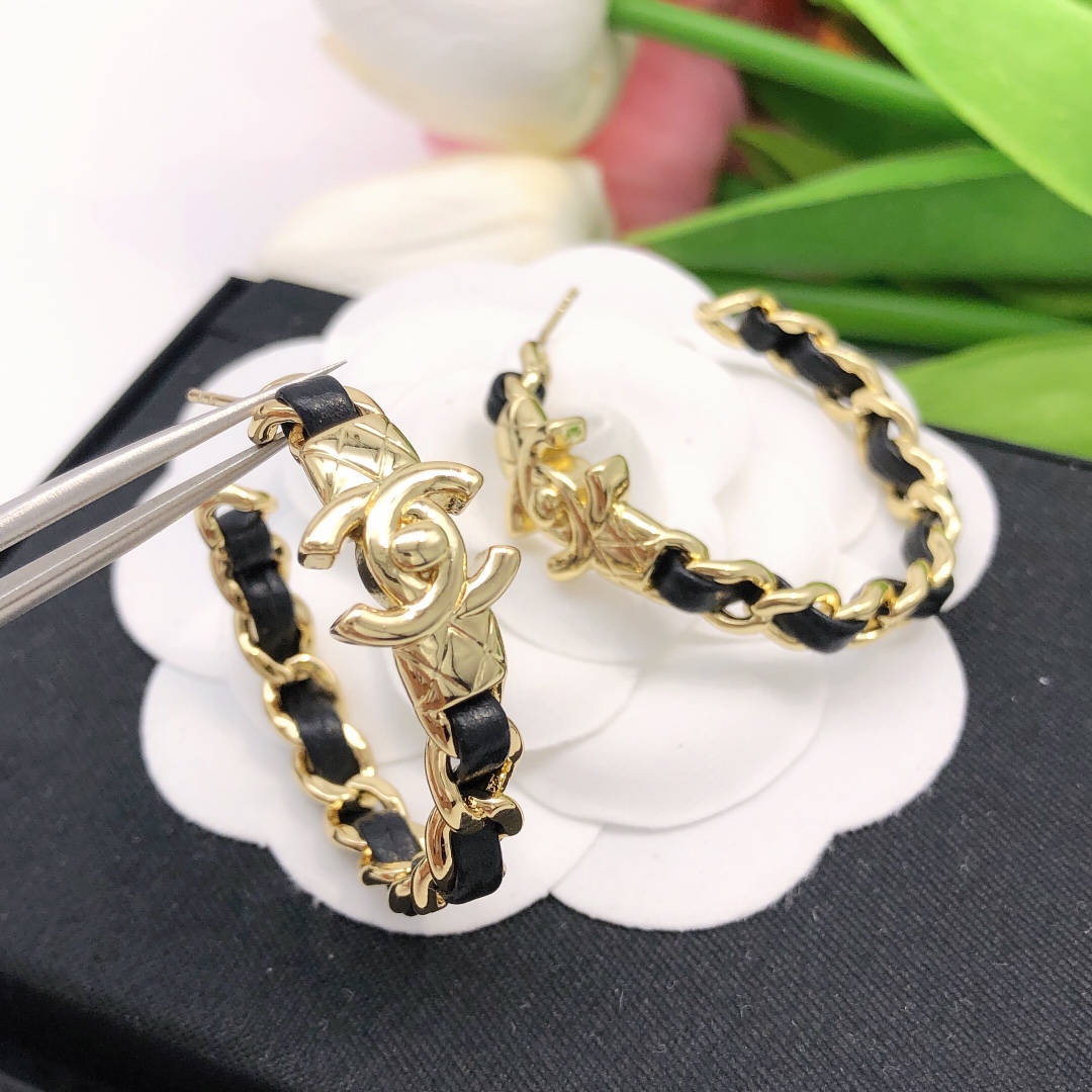 编号XED0308
小香家链条纹皮革耳钉  同款材质 925银针 高品质