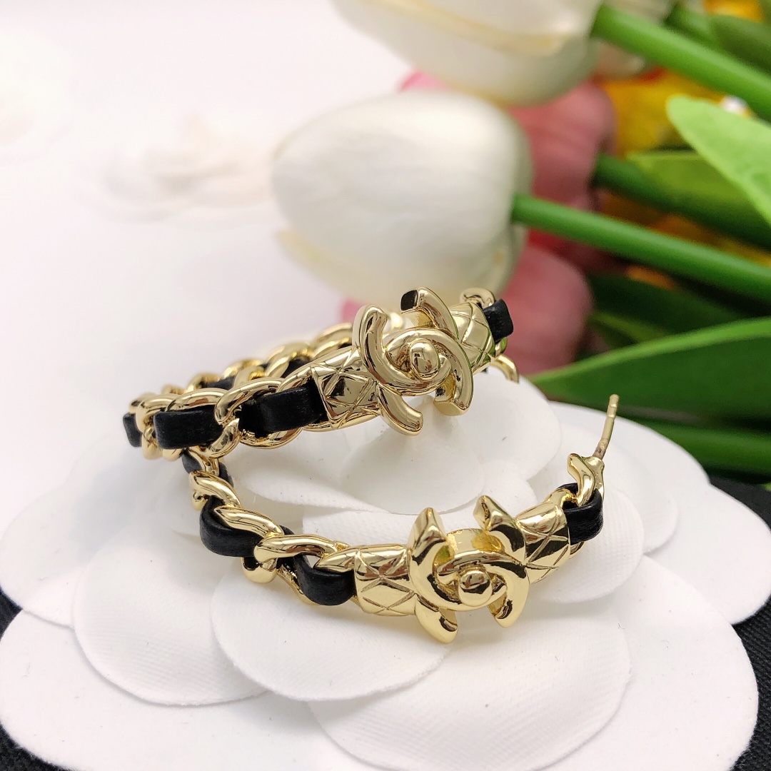 编号XED0308
小香家链条纹皮革耳钉  同款材质 925银针 高品质