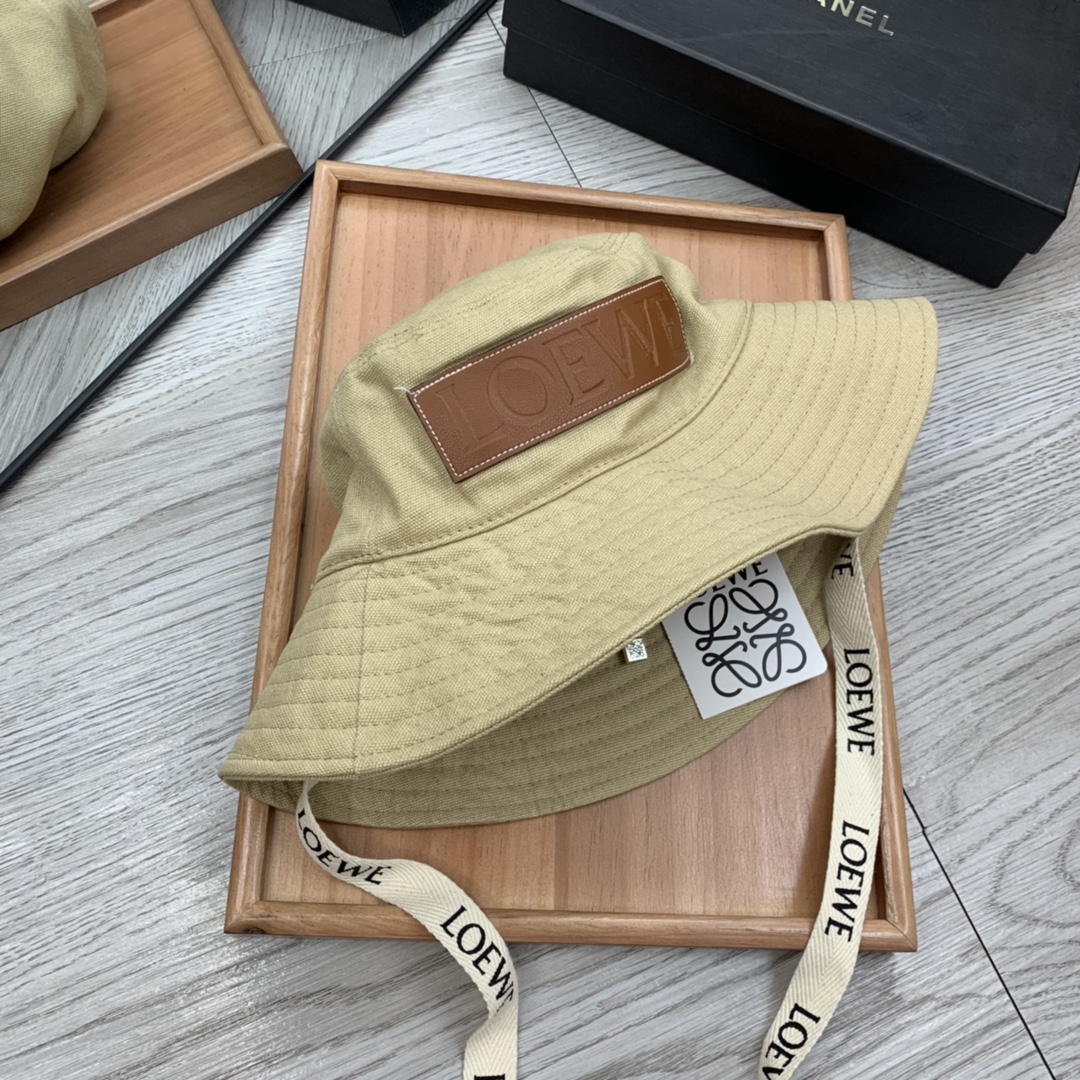 。loewe。【配防尘袋】高端舒适！高端材质！！今年帽子第一流行趋势绝对是渔夫帽！今年的渔夫帽满目玲琅！