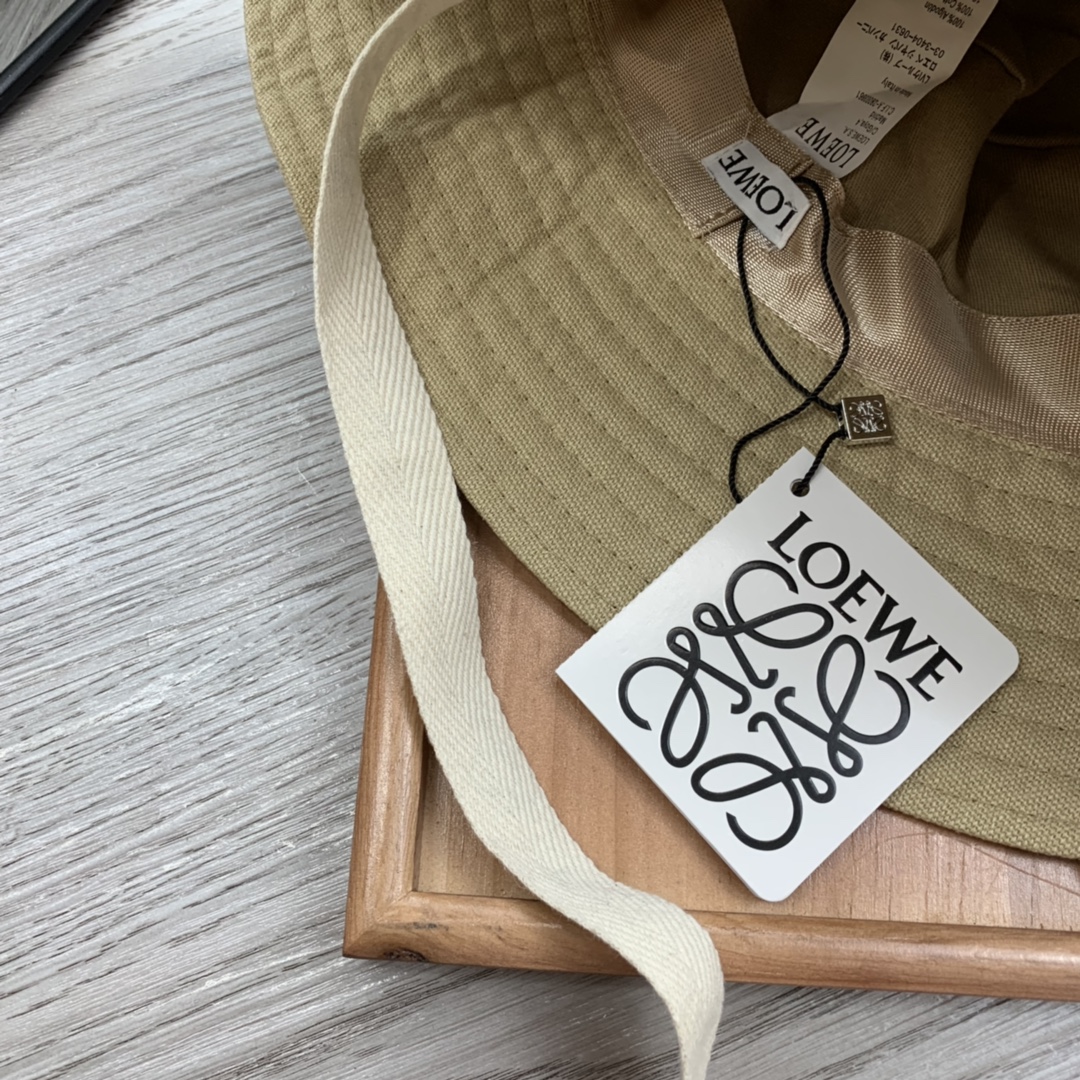 。loewe。【配防尘袋】高端舒适！高端材质！！今年帽子第一流行趋势绝对是渔夫帽！今年的渔夫帽满目玲琅！