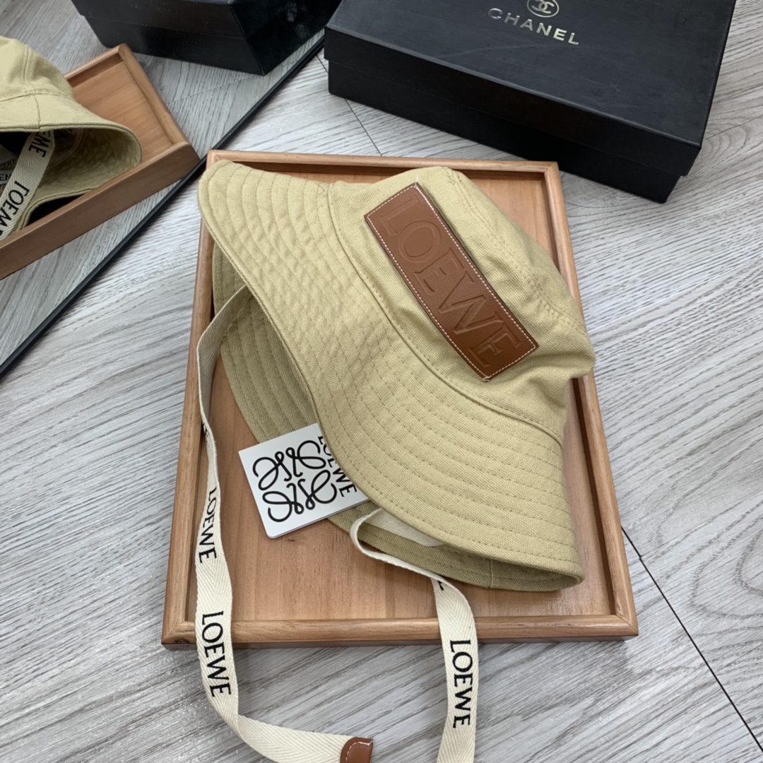 。loewe。【配防尘袋】高端舒适！高端材质！！今年帽子第一流行趋势绝对是渔夫帽！今年的渔夫帽满目玲琅！