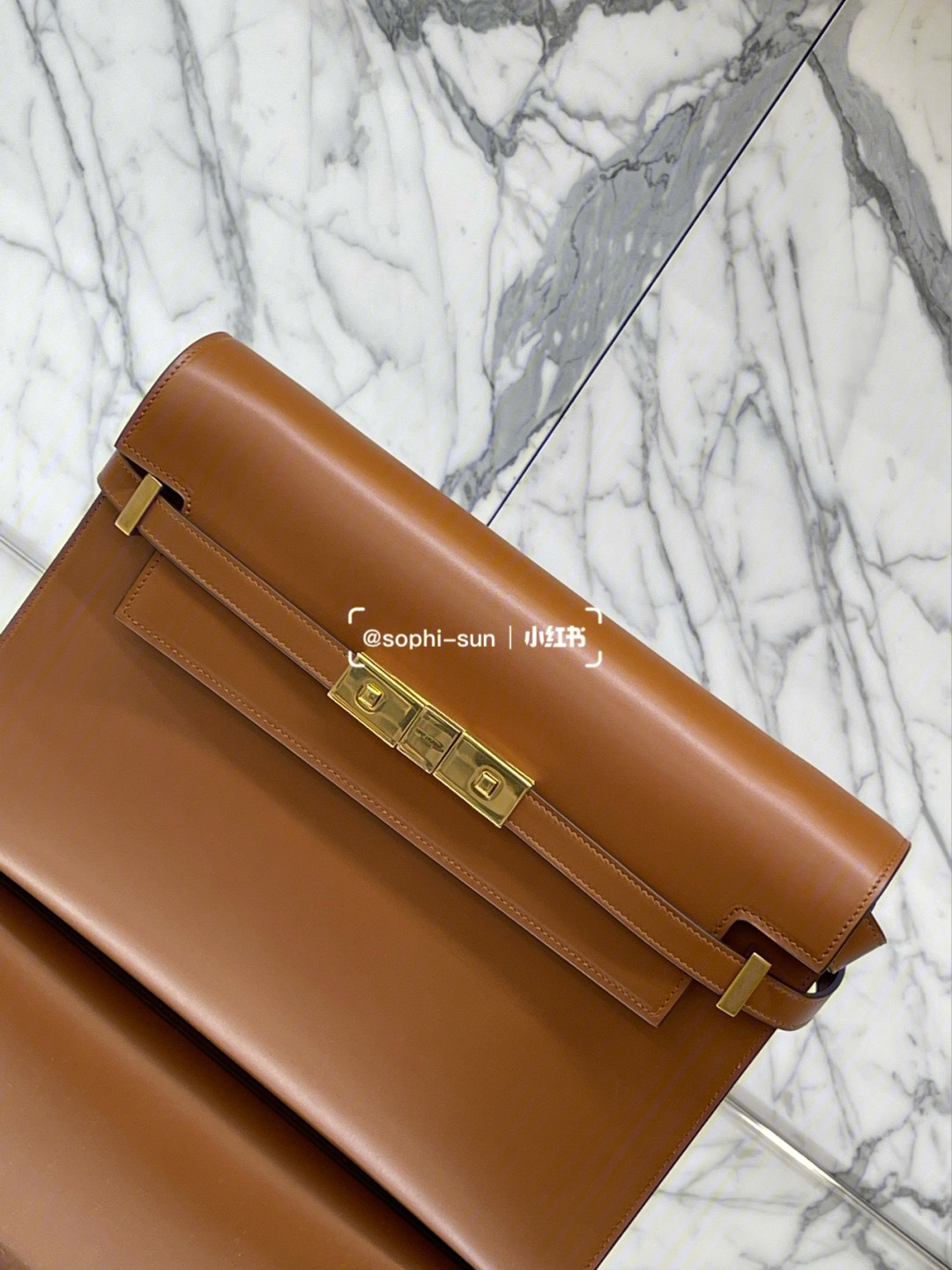 Ysl 𝑴𝒂𝒏𝒉𝒂𝒕𝒕𝒂𝒏 29CM曼哈顿法棍包 579271焦糖色牙签纹金扣