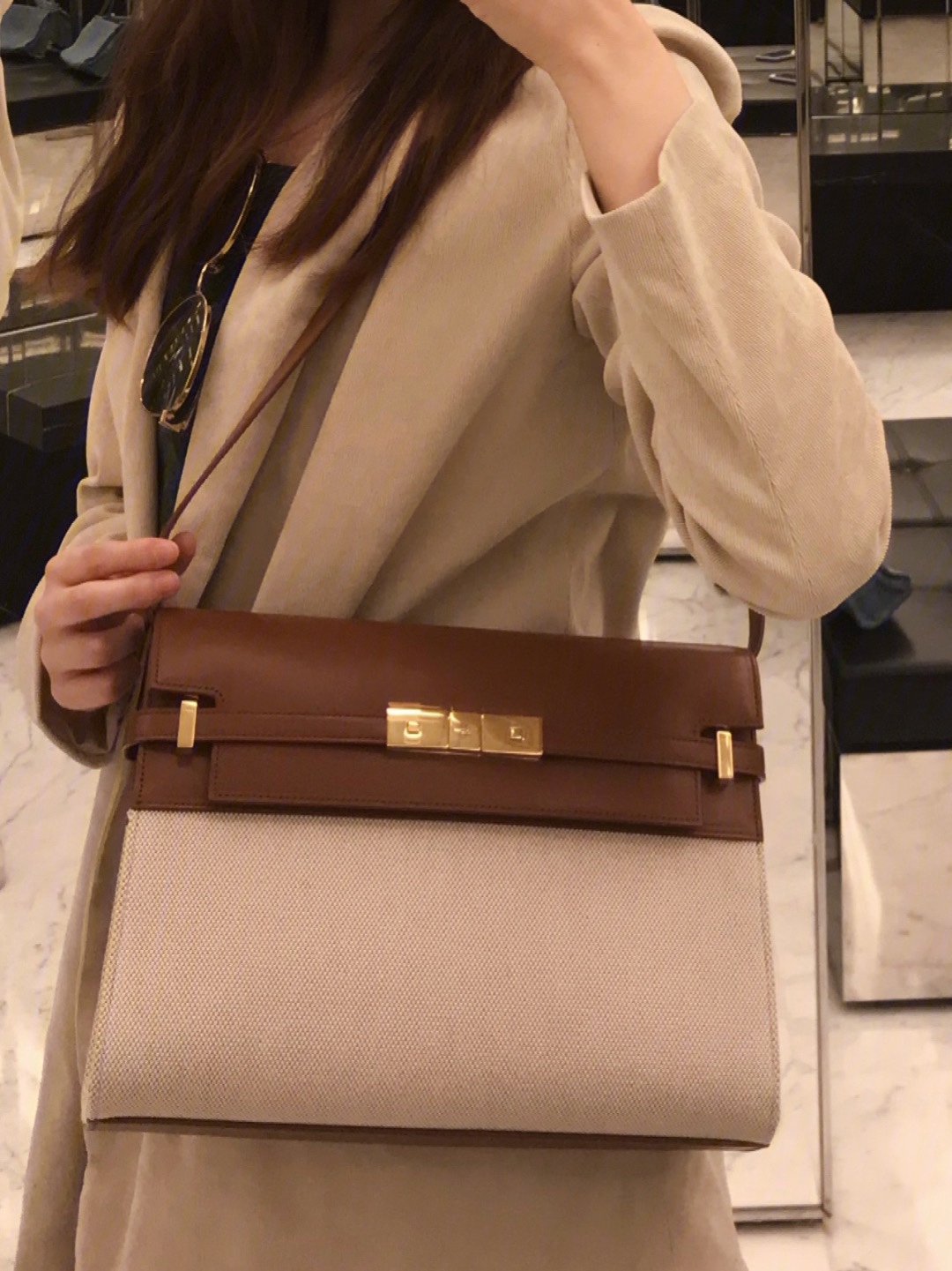 Ysl 𝑴𝒂𝒏𝒉𝒂𝒕𝒕𝒂𝒏 29CM曼哈顿法棍包 579271棕皮配杏色帆布金扣