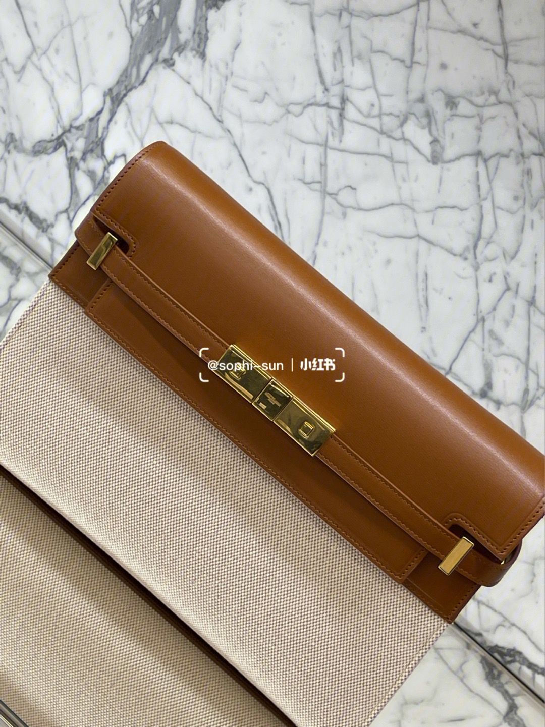 Ysl 𝑴𝒂𝒏𝒉𝒂𝒕𝒕𝒂𝒏 29CM曼哈顿法棍包 579271棕皮配杏色帆布金扣