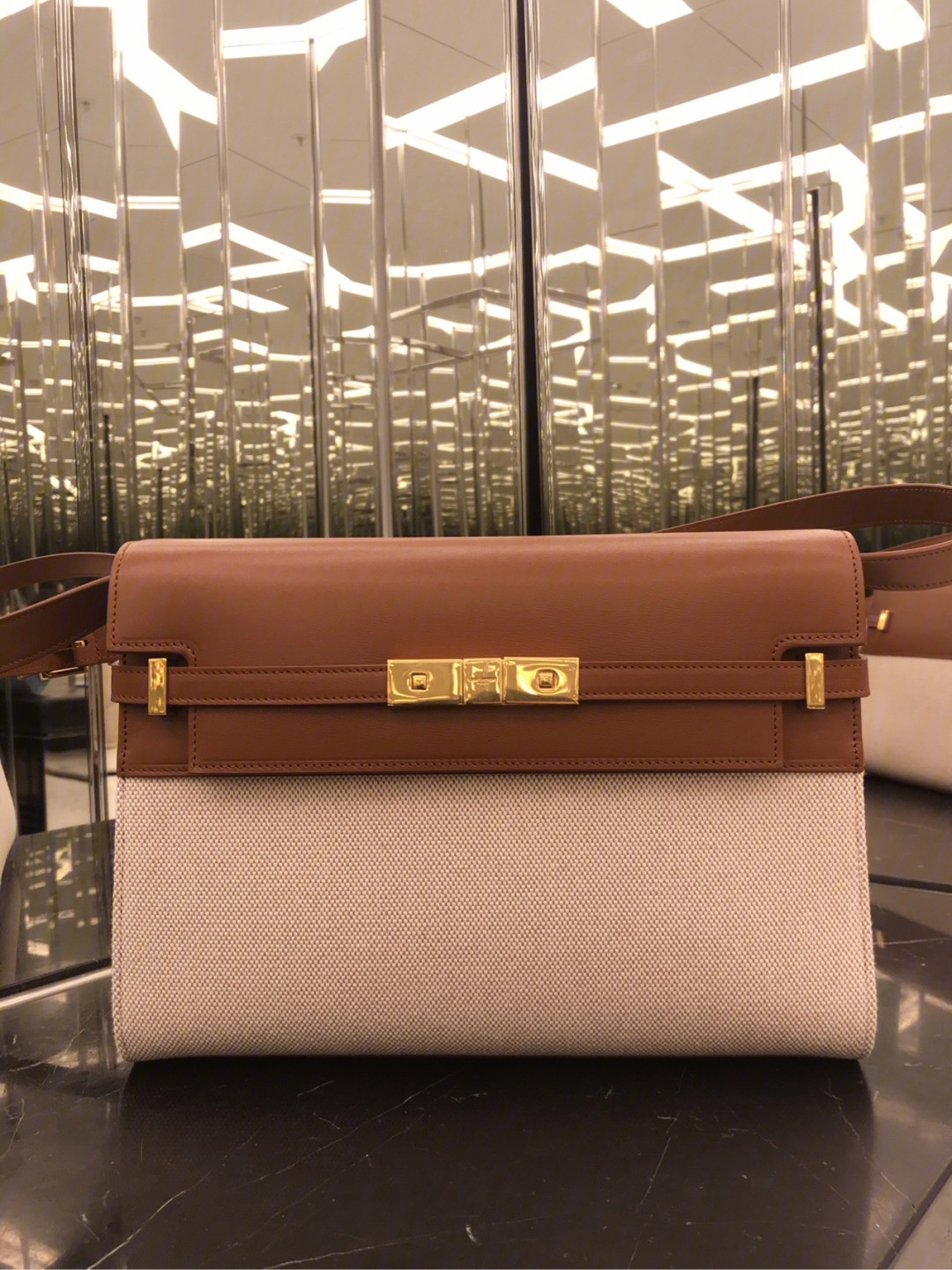 Ysl 𝑴𝒂𝒏𝒉𝒂𝒕𝒕𝒂𝒏 29CM曼哈顿法棍包 579271棕皮配杏色帆布金扣