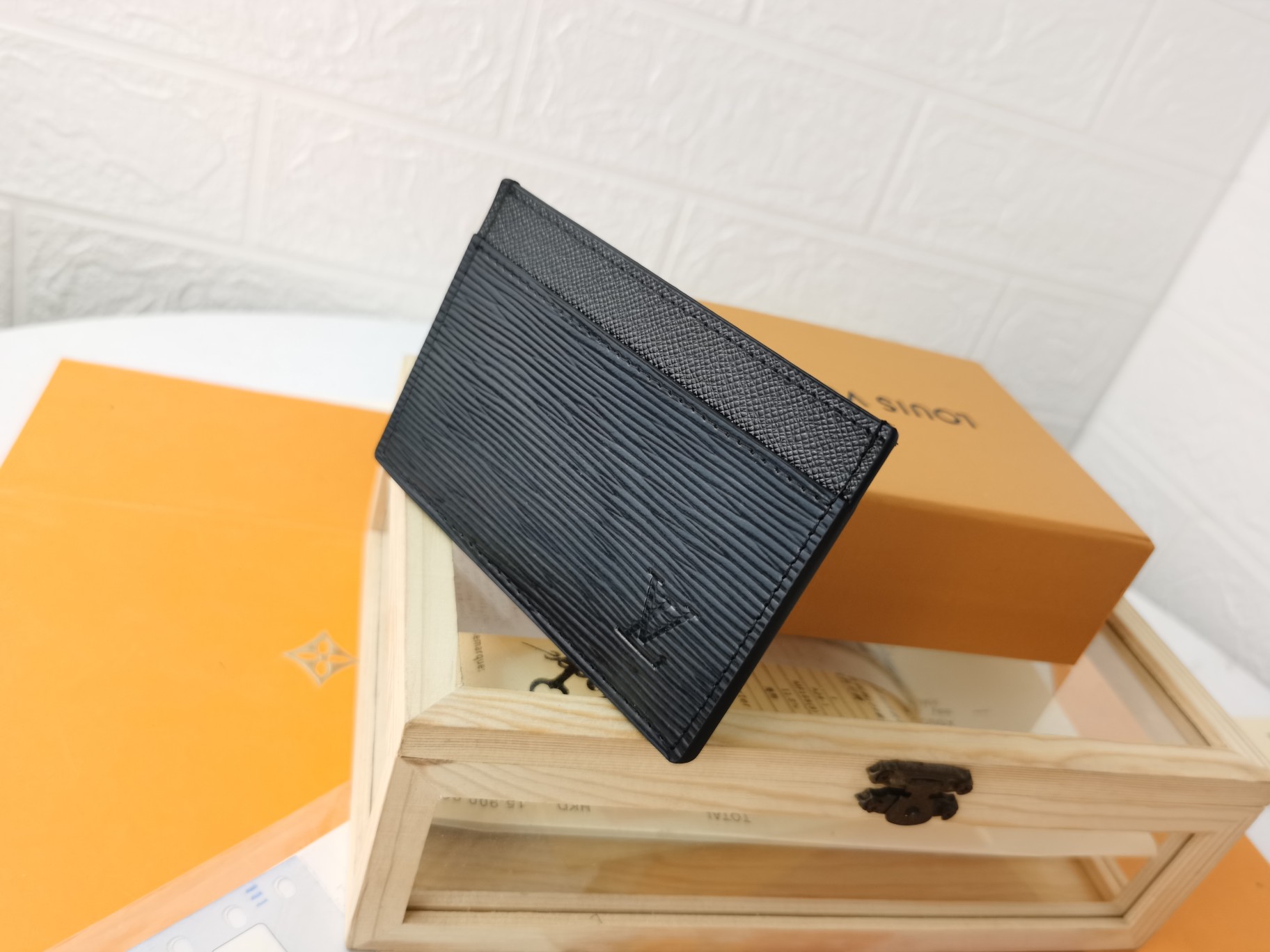 P180 名刺入れ M61733 - スリムで機能的なカードホルダー