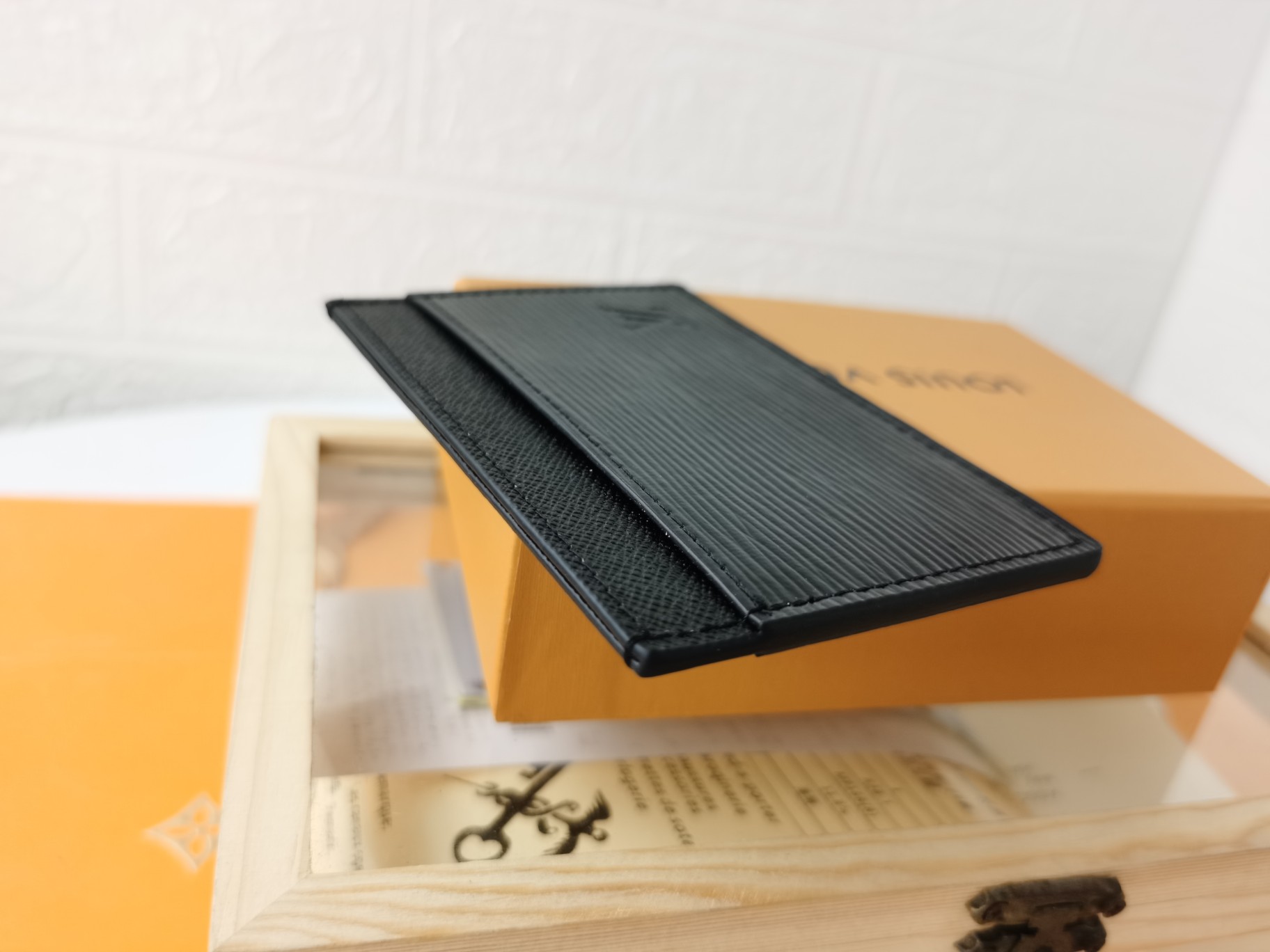 P180 名刺入れ M61733 - スリムで機能的なカードホルダー