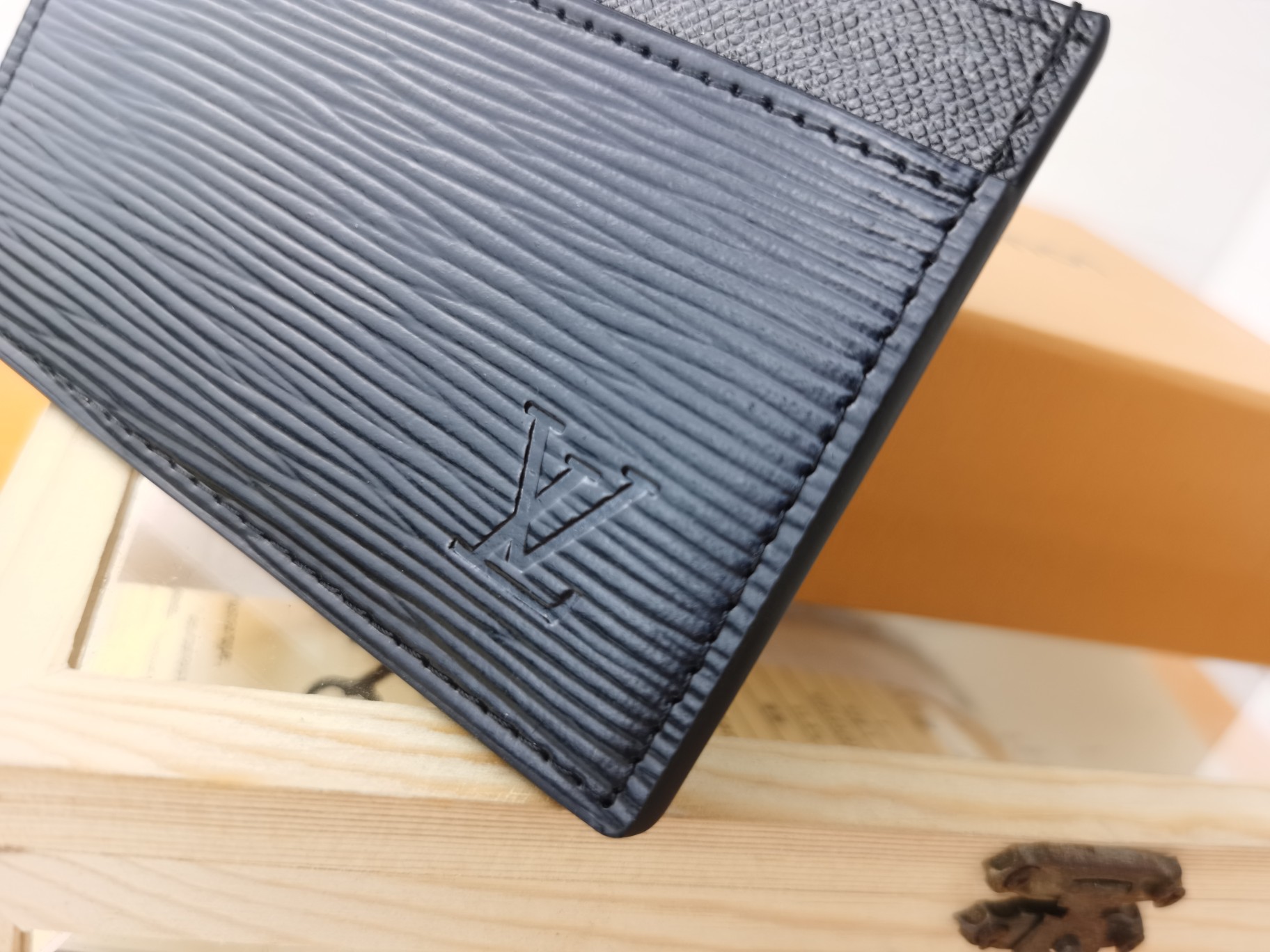 P180 名刺入れ M61733 - スリムで機能的なカードホルダー