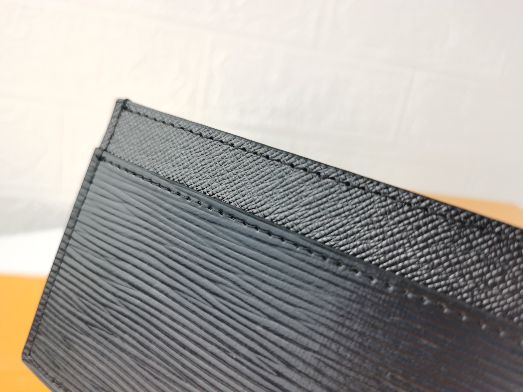 P180 名刺入れ M61733 - スリムで機能的なカードホルダー