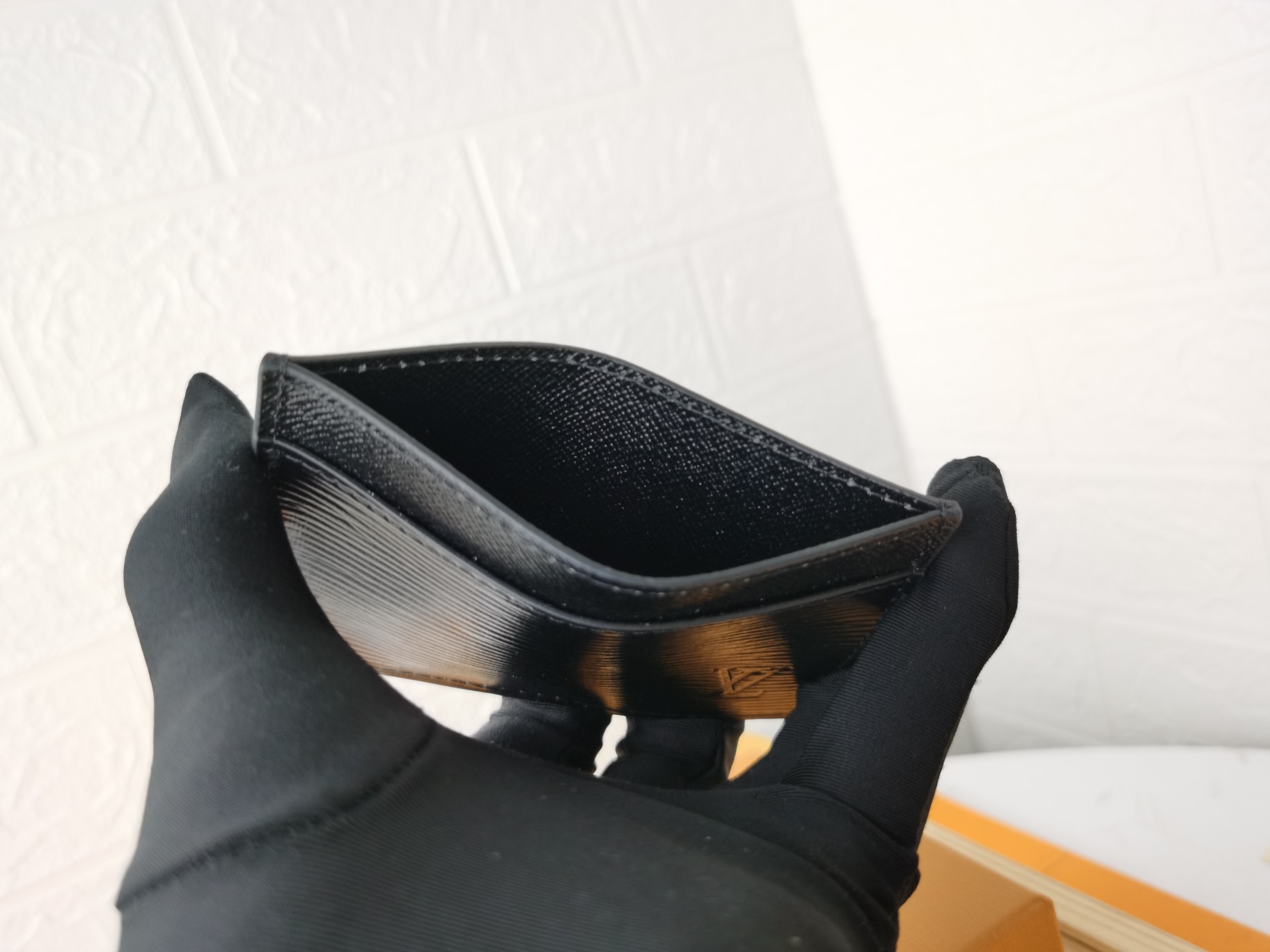 P180 名刺入れ M61733 - スリムで機能的なカードホルダー