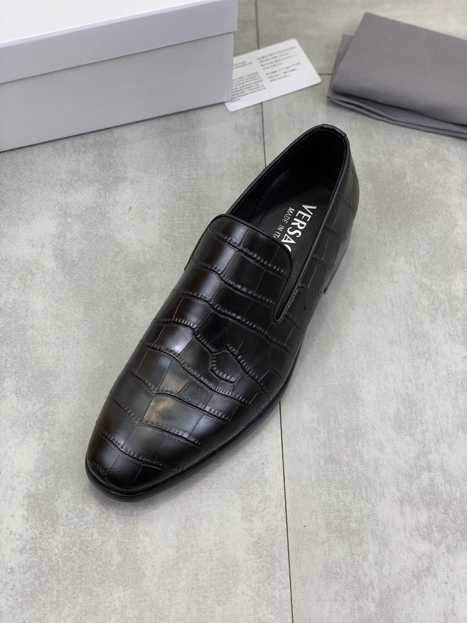 NO:745929,[Actual price] Water-dyed cow lining [Versace] The latest men's slip-on business leather shoes, the official website original 1:1 mold opening, the first layer is made of Italian imported stone grain calfskin, luxury genuine cowhide lining, soft, comfortable and high-end, the first choice for high-grade men 38-44; black, brown, versace, cowhide19860909【实价】 水染牛里【范思哲】最新男士套脚商务皮鞋官网原版1:1开模头层采用意大利进口石头纹小牛皮奢华真牛皮内里,柔软舒适高端大气,高品味男士首选38-44；黑色 棕色选,,versace,cowhide,Men's shoes