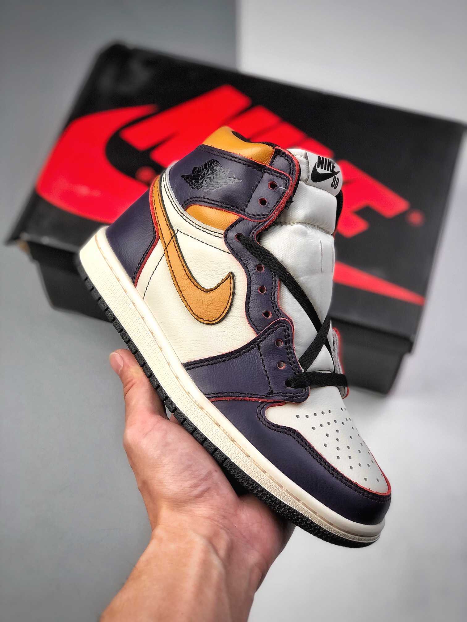 Nike SB x Air Jordan 1 Retro High OGNike SB与Jordan Brand合作打造的新配色滑板鞋Air Jordan 1 High之一，谍照展示版本配色方案“庭紫/帆白-大学金-黑色”白紫金三色装扮的…