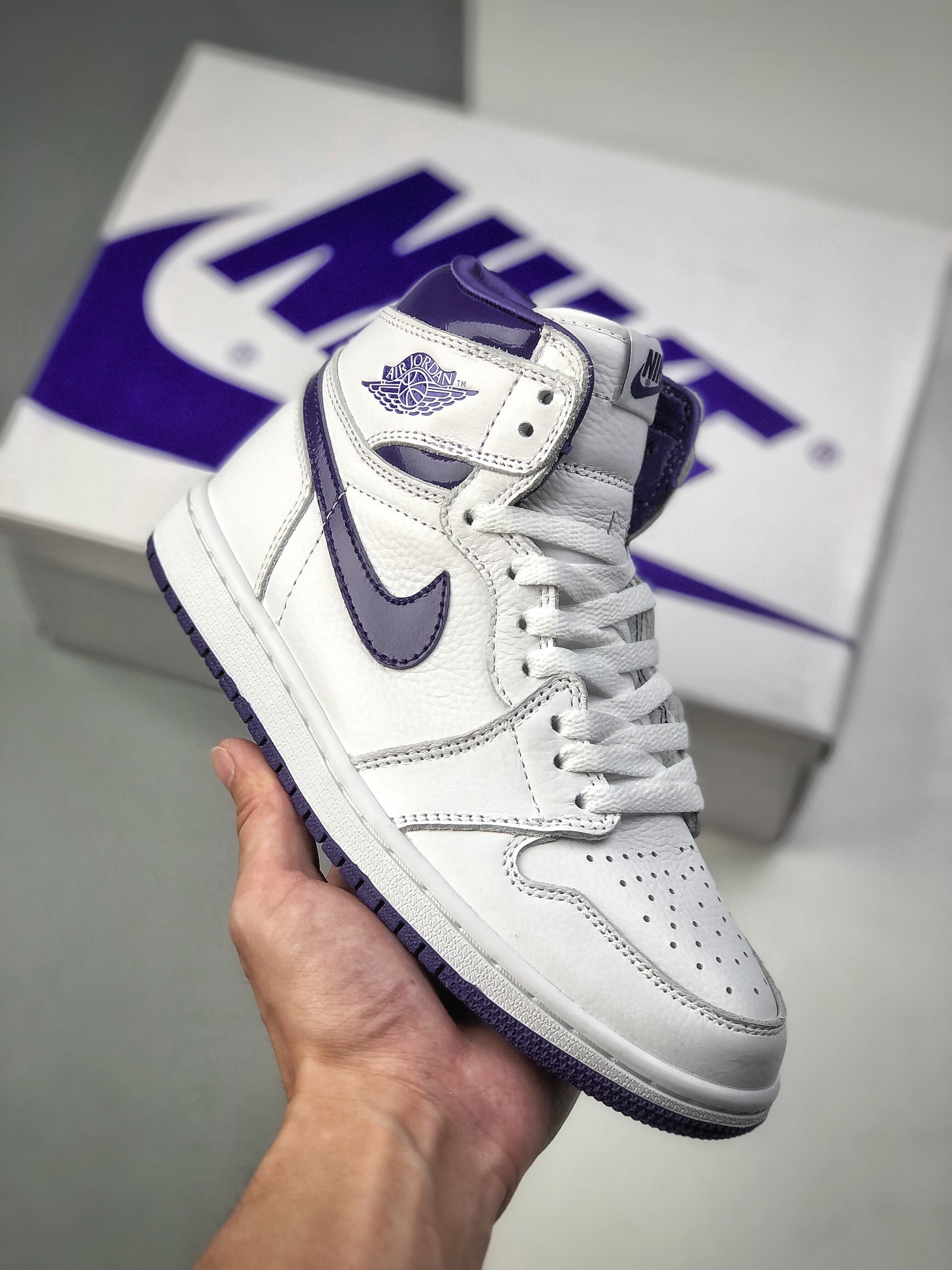 纯原级Air Jordan 1 Retro High “Court Purple” 高帮 白紫 AJ1 乔丹1代 aj1 乔1 高邦 白紫 乔丹篮球鞋系列 整鞋设计采用紫、白色，两种颜色相互碰撞，使得整鞋极具设计感，上脚效果非常吸睛，总体…