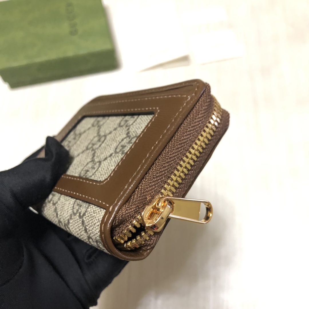 最新款GG系列零钱包，放卡放零钱一应俱全，小身材大用处。款号：。尺寸：11.5*8.5*3cm