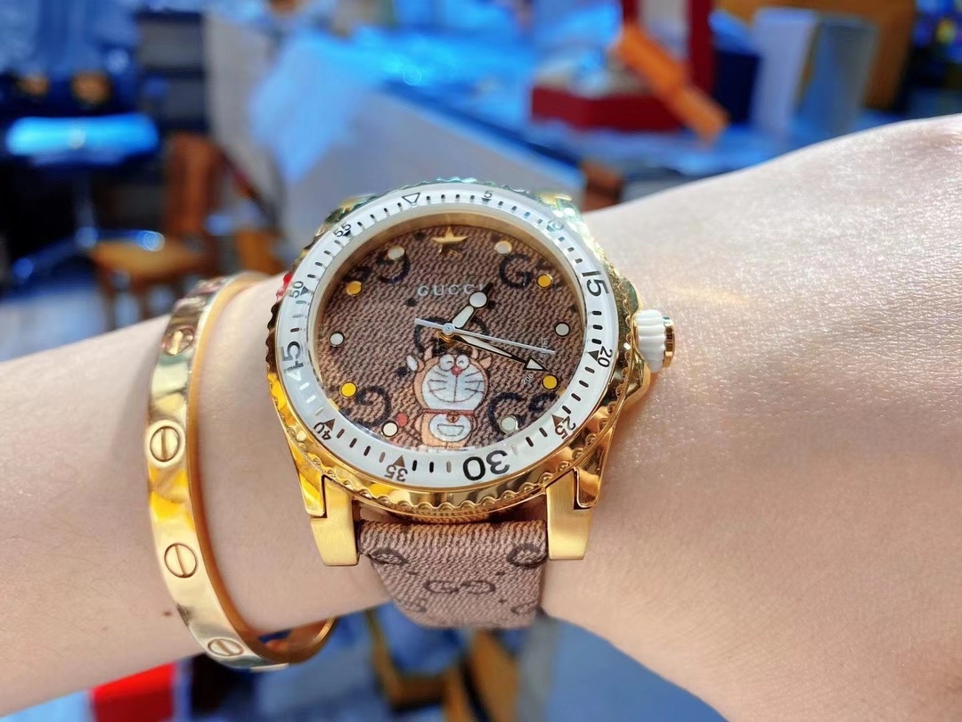 Gucci 古驰 Doraemon x Gucci Dive 联名系列腕表 结合单向旋转表圈潜水表 元素