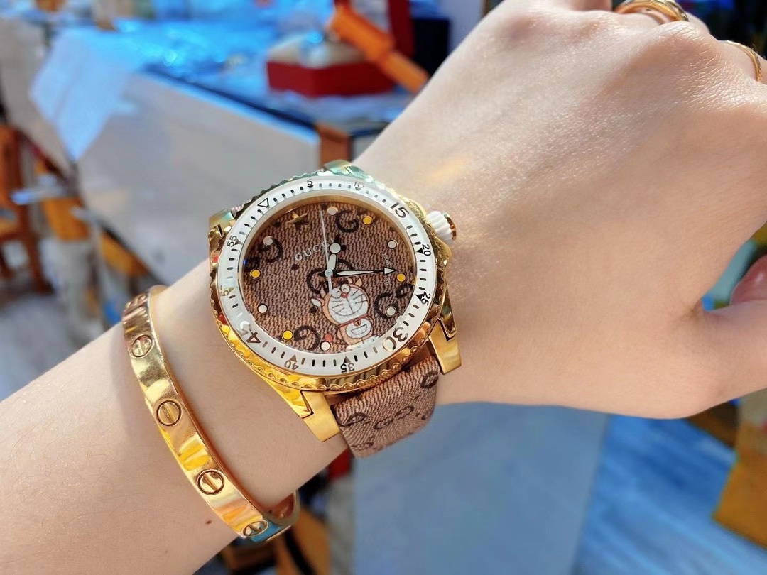 Gucci 古驰 Doraemon x Gucci Dive 联名系列腕表 结合单向旋转表圈潜水表 元素
