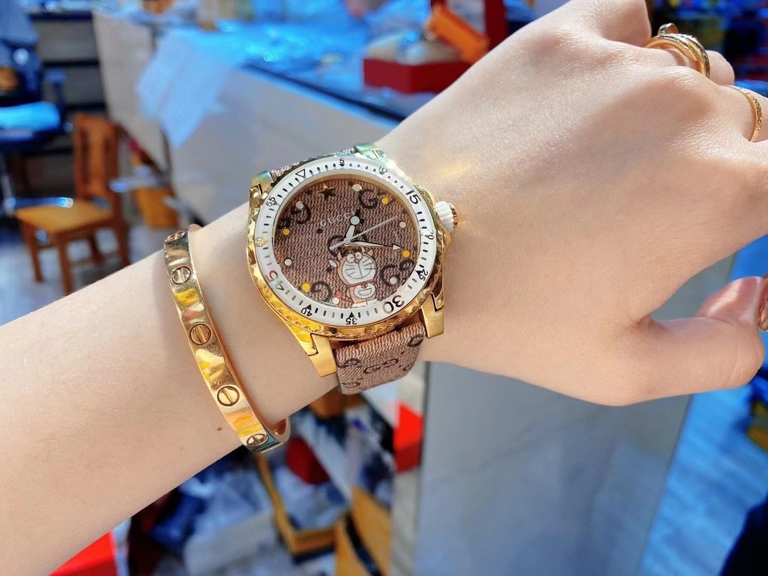 Gucci 古驰 Doraemon x Gucci Dive 联名系列腕表 结合单向旋转表圈潜水表 元素
