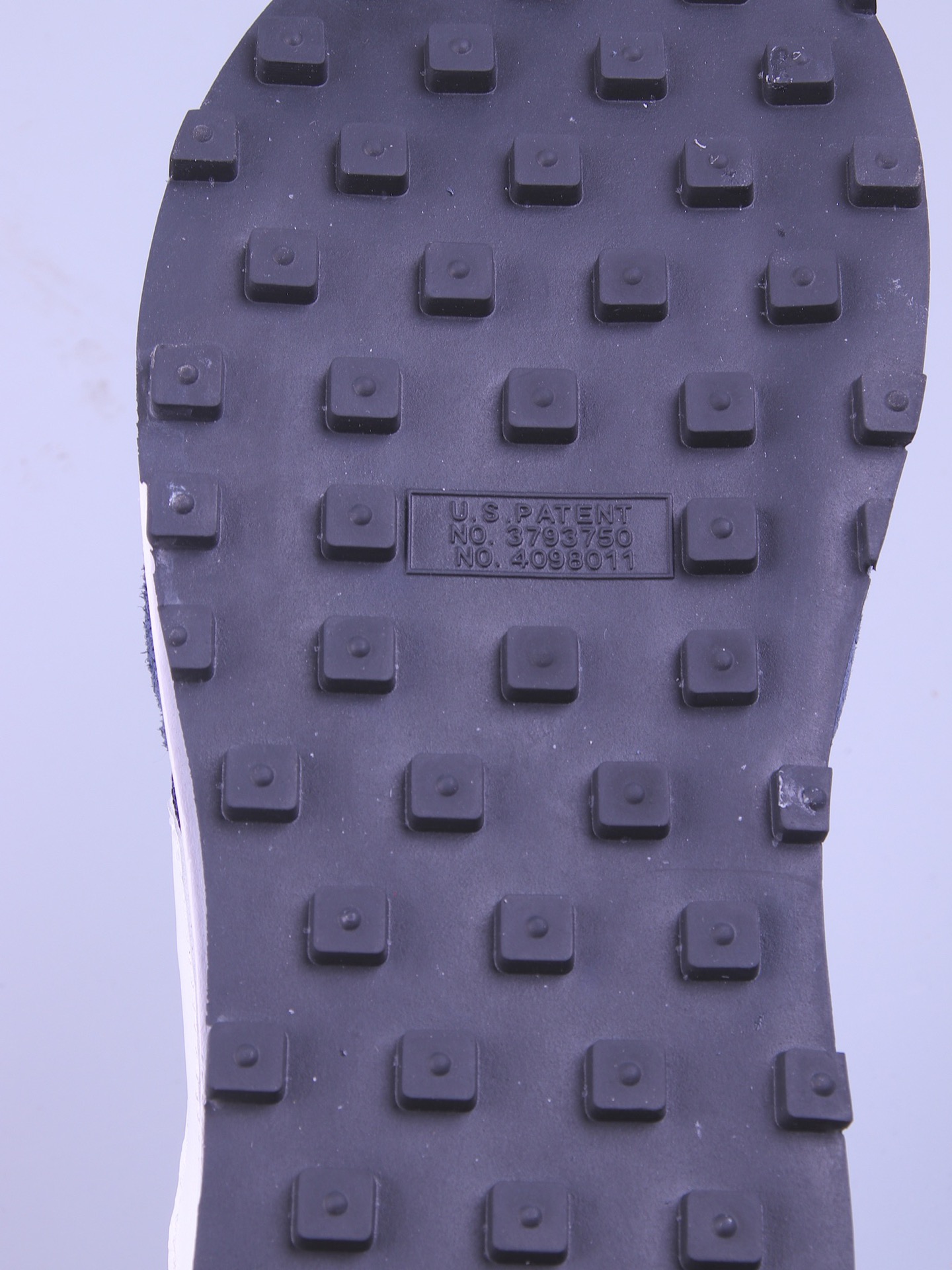 本地这双“深蓝”的配色版本，fragment design x Sacai x Nike LDWaffle 