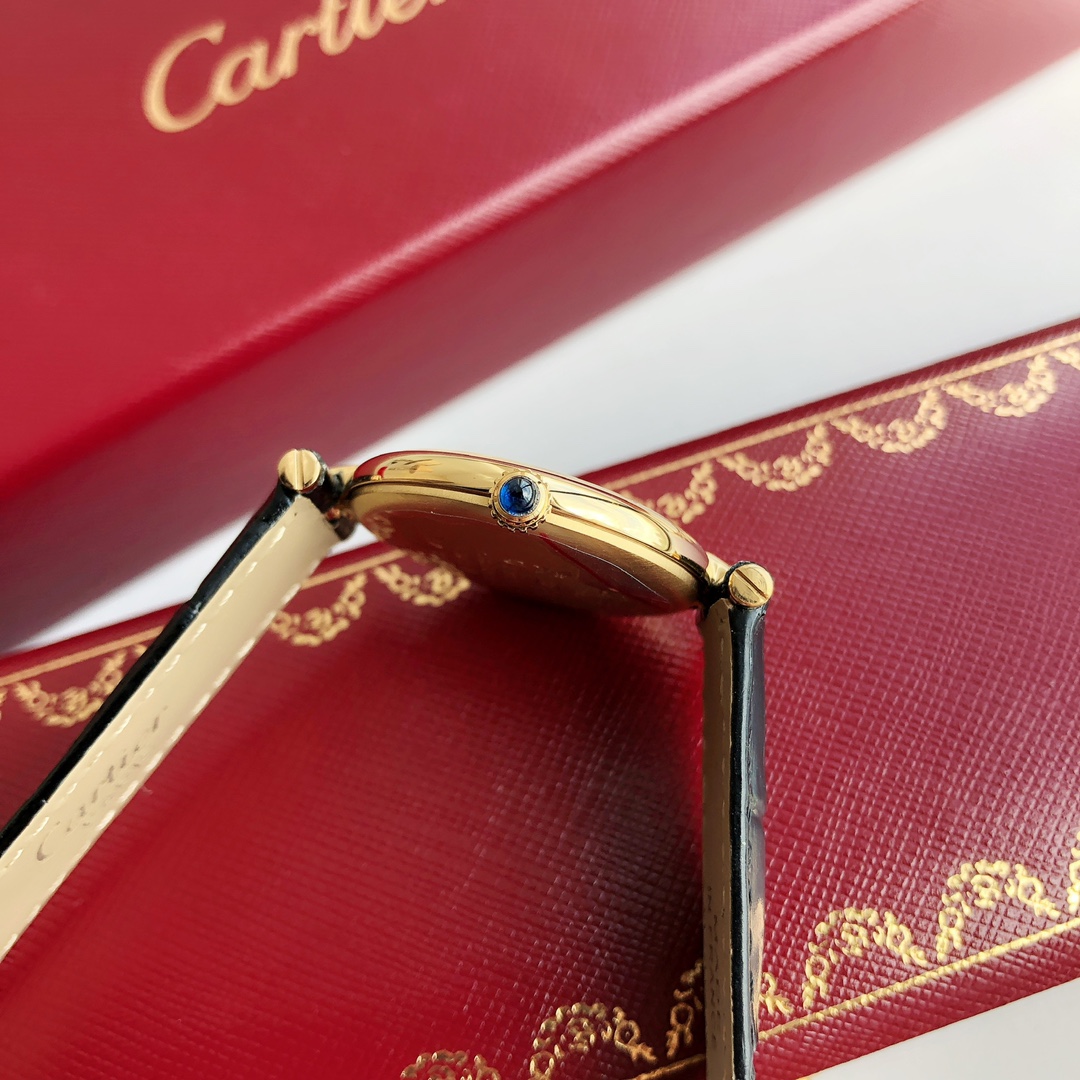 Cartier 最新款卡地亚中古腕表 色 极其富有绅士淑女范儿 都说年少时不要遇见太惊艳的人会误终身