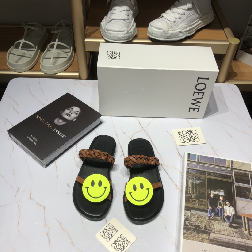 Serie de caras sonrientes Loewe xSmiley®, es una serie cápsula conjunta planificada y cooperada conjuntamente por Loewe…