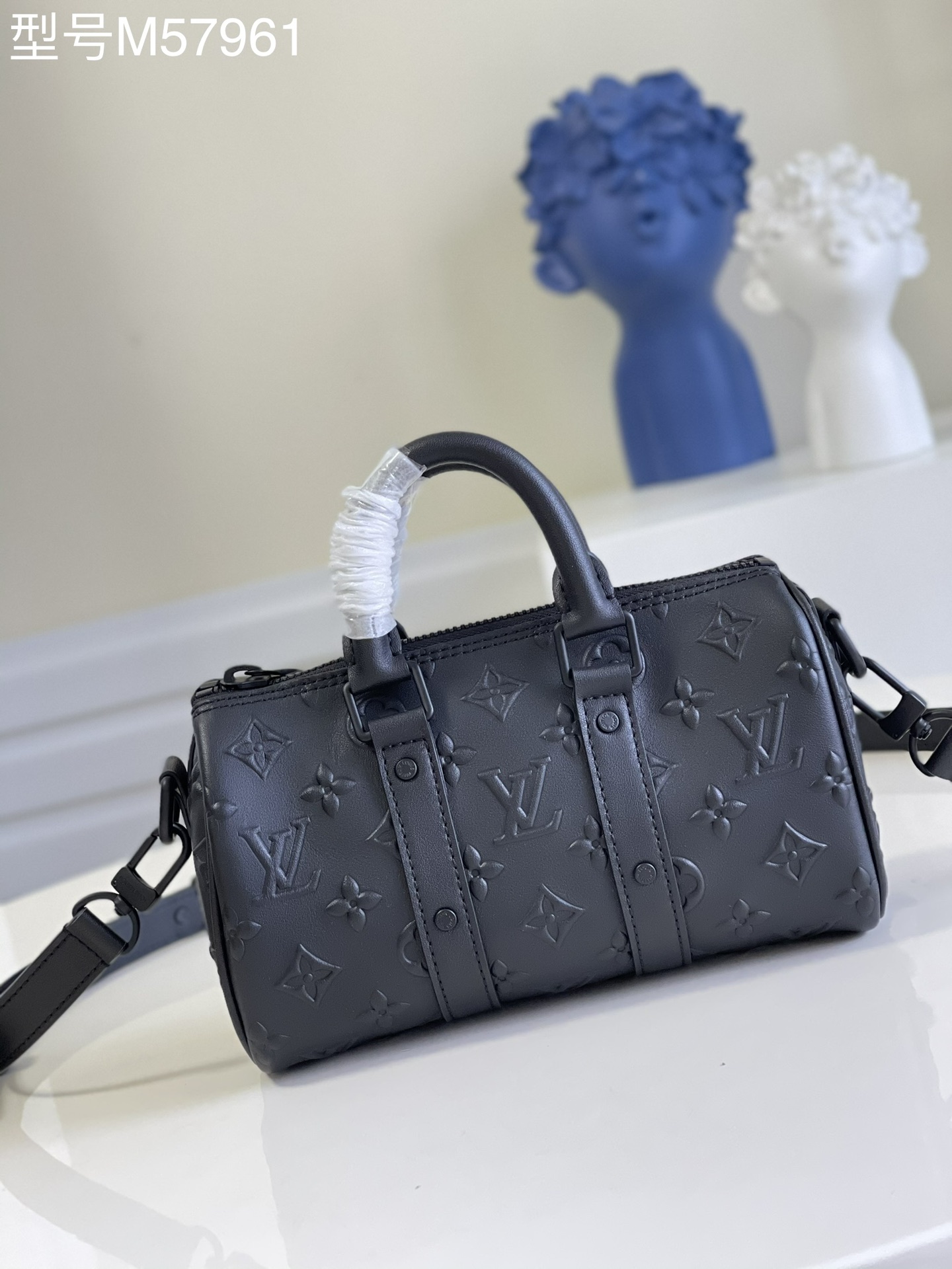 NO:397452,【Exclusive real shot of M57961 black pair】speedy KEEPALL XS handbag Keepall XS handbag Concentrated Louis Vuitton classic Keepall travel bag design, reflecting the iconic Monogram embossed with Monogram Seal leather, conveying a full touch, paired with dual handles and adjustable shoulder straps, creating a style travel companion.21 x 12 x 9 s.750, LV【original leather】,louis vuitton,louis vuitton,cowhide19860909【独家实拍M57961黑色 对版】speedy KEEPALL XS 手袋 Keepall XS 手袋浓缩路易威登经典 Keepall 旅行袋设计,以 Monogram Seal 牛皮映现标志性 Monogram 压纹,传递丰盈触感,搭配双手柄和可调节肩带,成就格调旅行伴侣.21 x 12 x 9 s.750,LV【原厂皮】,louis vuitton,louis vuitton,cowhide,Bag