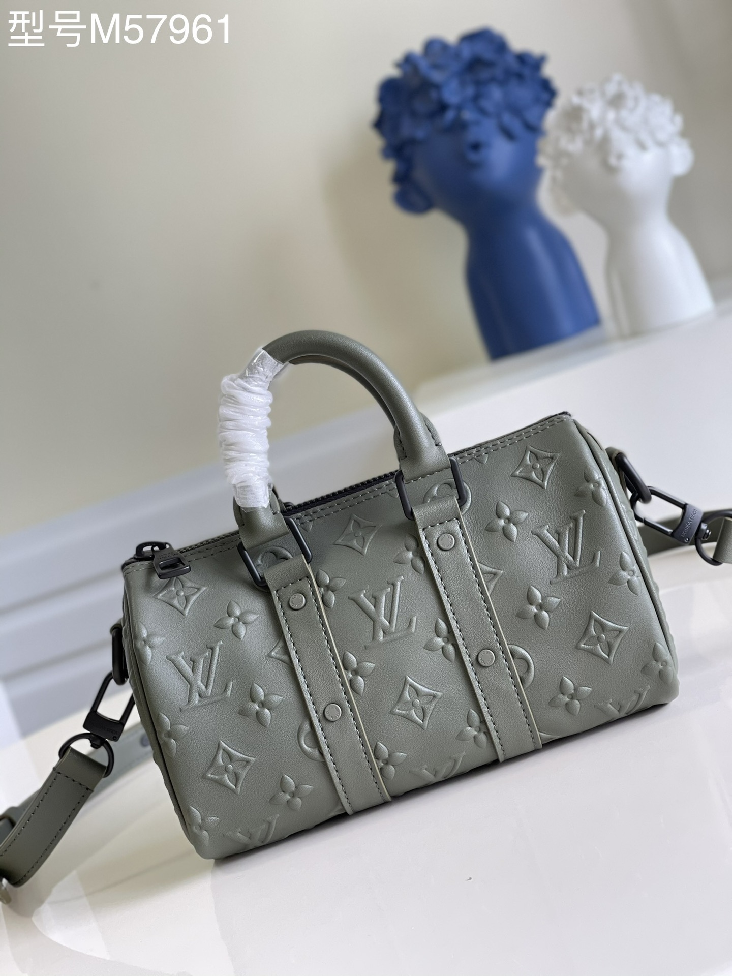 NO:397449,【Exclusive real photo M57961 green version】speedy KEEPALL XS handbag Keepall XS handbag Concentrated Louis Vuitton classic Keepall travel bag design, reflecting the iconic Monogram embossed with Monogram Seal leather, conveying a full touch, paired with dual handles and adjustable shoulder straps, creating a style travel companion.21 x 12 x 9 s.750, LV【original leather】,louis vuitton,louis vuitton,cowhide19860909【独家实拍M57961绿色 对版】speedy KEEPALL XS 手袋 Keepall XS 手袋浓缩路易威登经典 Keepall 旅行袋设计,以 Monogram Seal 牛皮映现标志性 Monogram 压纹,传递丰盈触感,搭配双手柄和可调节肩带,成就格调旅行伴侣.21 x 12 x 9 s.750,LV【原厂皮】,louis vuitton,louis vuitton,cowhide,Bag