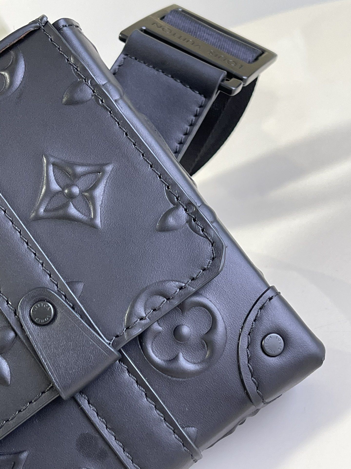 Louis Vuitton LV Trunk Slingbag单肩包 M57952